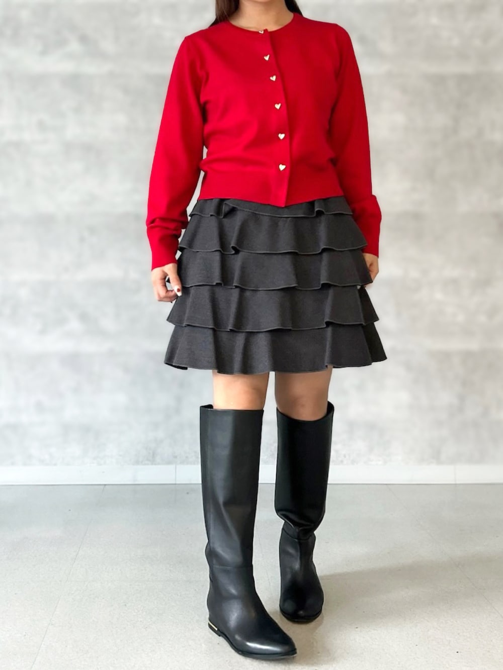 「STRAWBERRY-FIELDS(STRAWBERRY-FIELDS)、UNIVERVAL MUSE、フラノライク、ティアードミニスカート、秋冬スカート、落ち感シルエット、フェミニンコーデ、すっきりシルエット、ミニ丈スタイル、肉厚素材、ドライクリーニング、甘めカジュアル、天王寺MIO店_MIZUKI、低身長コーデ」｜「STRAWBERRY-FIELDSのﾃｨｱｰﾄﾞﾐﾆｽｶｰﾄ（スカート、グレー系）」を使った、STRAWBERRY-FIELDSさん（レディース・149cm）の冬コーディネートの3枚目の写真