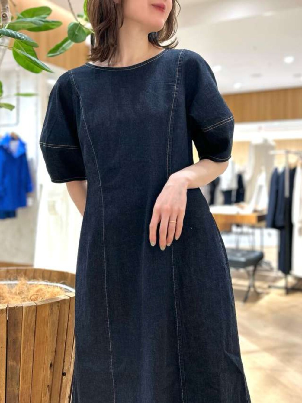 ブルー系のワンピースを着用したレディースの春コーディネートの2枚目の写真