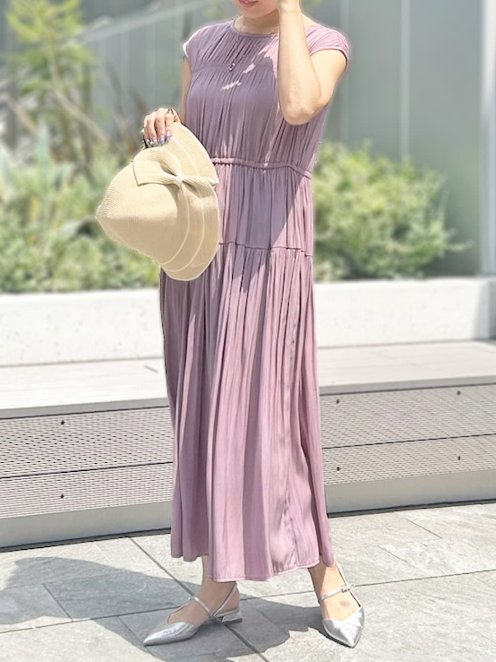 「フェミニンスタイル、お呼ばれコーデ、ストロベリーフィールズ、2wayワンピース、初夏のおでかけ、ティアードワンピ、洗濯機OK、パウダーサテン、ルクアイーレ店_SHIZUKA、STRAWBERRYFIELDS」｜「STRAWBERRY-FIELDSのパウダーサテン＿パウダーサテン２ＷＡＹワンピース　ワンピース（ワンピース、ピンク系）」を使った、STRAWBERRY-FIELDSさん（レディース・160cm）の春コーディネートの3枚目の写真
