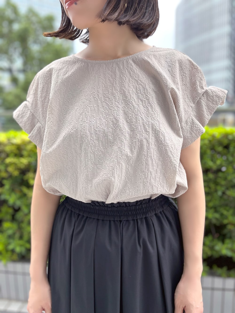 「Aラインブラウス、ベージュブラウス、軽やか素材、通気性◎トップス、立体シルエット、バルーンスカート、ブラックスカート、エアリースタイル、上品カジュアル、フェミニンコーデ、涼しいブラウス、お出かけコーデ、秋まで使える、洗えるブラウス、STRAWBERRY-FIELDS(STRAWBERRY-FIELDS)」｜「STRAWBERRY-FIELDSのミルキータフタ_バルーンタフタスカート（スカート、ブラック系）」を使った、STRAWBERRY-FIELDSさん（レディース・164cm）の夏コーディネートの2枚目の写真