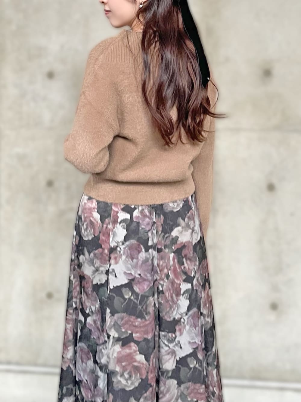 ブラック系のスカート、ブラウン系のニット/セーターを着用したレディースの秋コーディネートの3枚目の写真