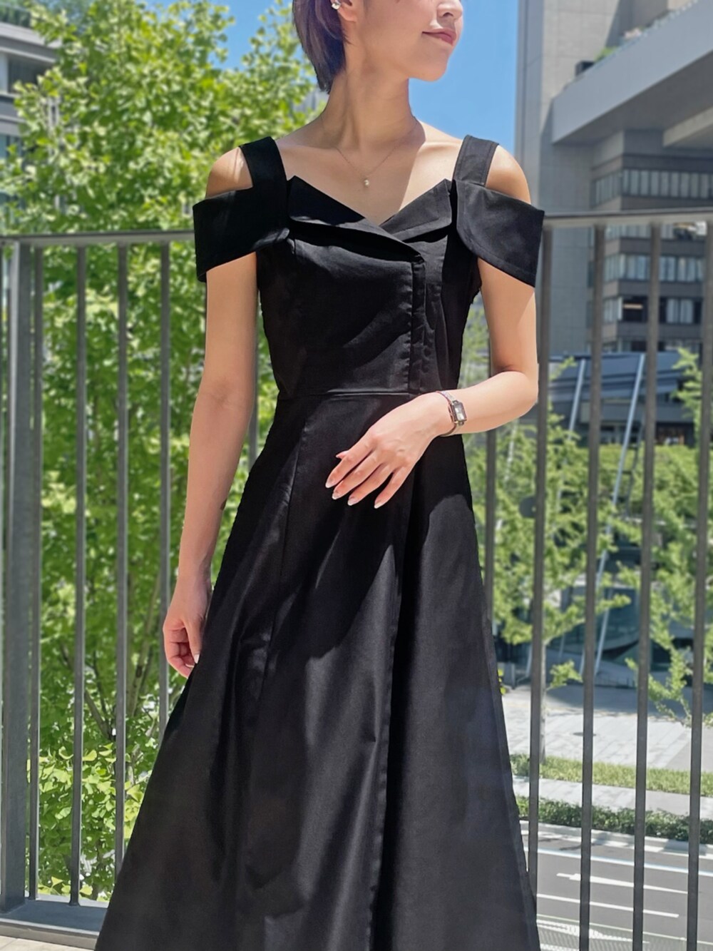 ブラック系のジャンパースカートを着用したレディースの夏コーディネートの3枚目の写真