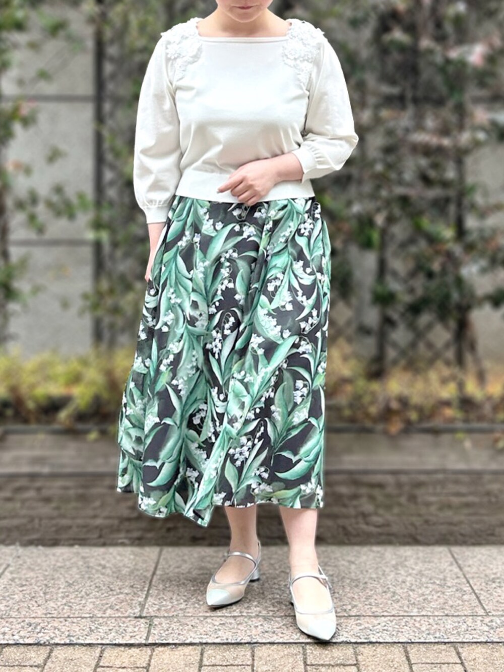 「春コーデ、花柄スカート、華やかコーデ、春の装い、STRAWBERRY-FIELDS、女子会コーデ、トレンドアイテム、エレガントコーデ、フェミニンコーデ、すずらん柄、銀座店_MUTSUKI」｜「STRAWBERRY-FIELDSの３Dフラワーレース付ニット（ニット/セーター、ホワイト系）」を使った、STRAWBERRY-FIELDSさん（レディース・154cm）の春コーディネートの2枚目の写真