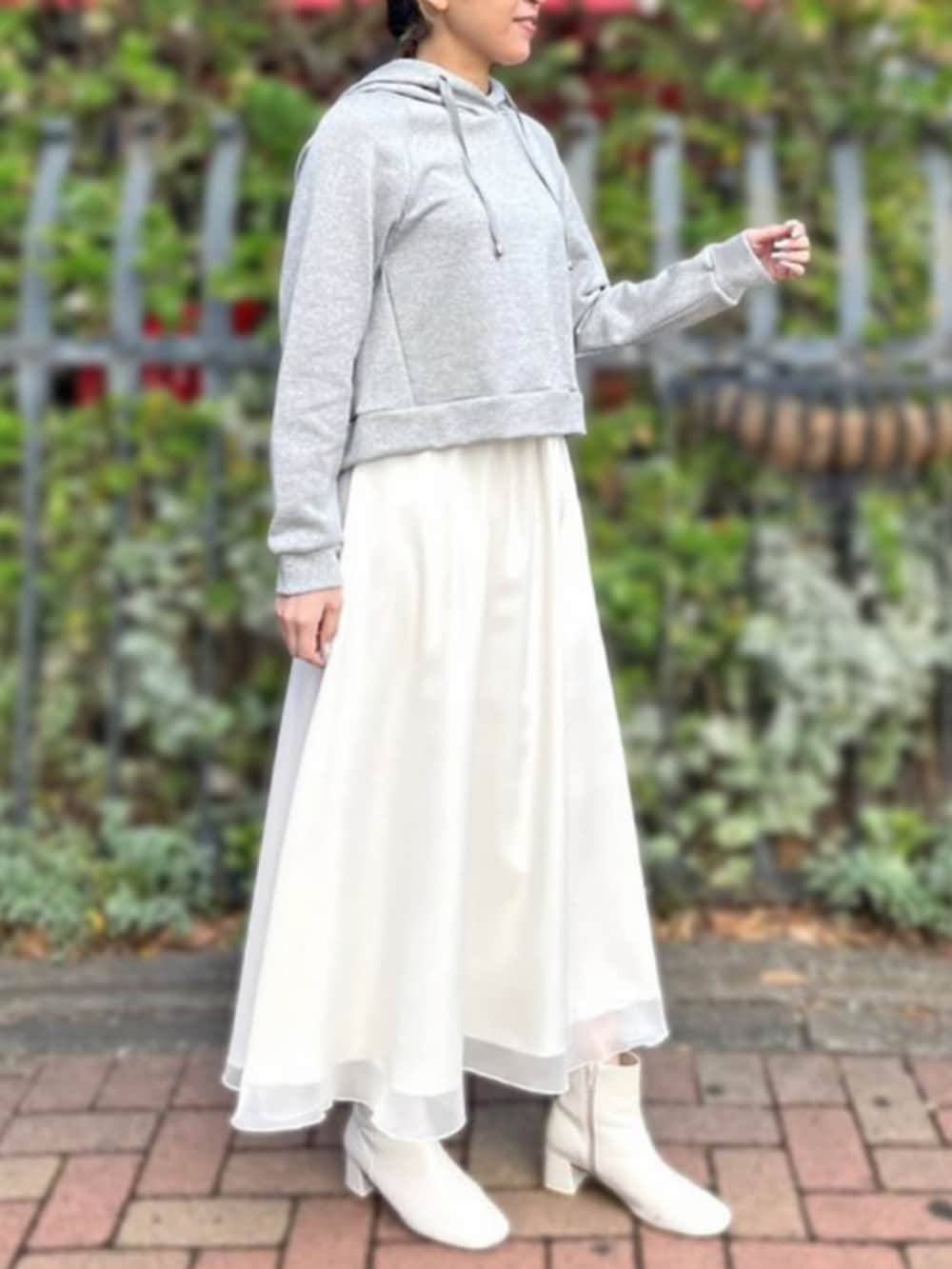 ホワイト系のスカートを着用したレディースの冬コーディネートの2枚目の写真