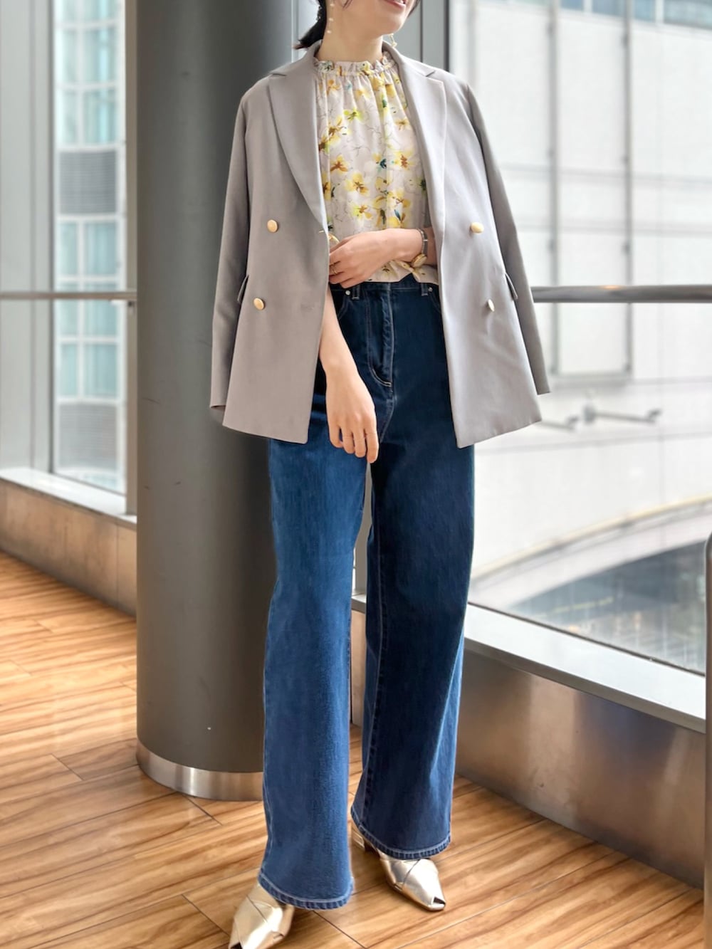 「きれいめカジュアル、スタイルアップ、デニムコーデ、華やかコーデ、ストレートデニム、花柄ブラウス、大人フェミニン、STRAWBERRY-FIELDS、ストロベリーフィールズ、上品スタイル、天神地下街店_KAYOKO」｜「STRAWBERRY-FIELDSのｶﾗｰｱｰﾄﾌﾗﾜｰﾌﾞﾗｳｽ（Tシャツ/カットソー、イエロー系）」を使った、STRAWBERRY-FIELDSさん（レディース・167cm）の春コーディネートの4枚目の写真