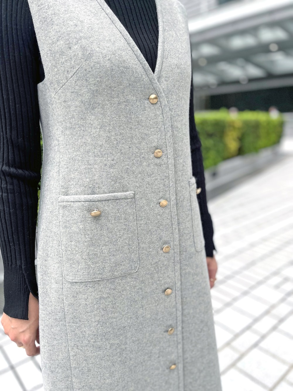 「JR名古屋高島屋店_MIKIKO、STRAWBERRY-FIELDS(STRAWBERRY-FIELDS)、ICHIE、ツイードジャンスカ、ホームスパンツイード、Vネックジャンスカ、大人レイヤード、クラシックスタイル、セミタートルニット、袖口スリット、リブニットコーデ、ウール混素材、洗濯機OKニット、ドライクリーニング」｜「STRAWBERRY-FIELDSの袖口ｽﾘｯﾄﾘﾌﾞﾆｯﾄ（ニット/セーター、ブラック系）」を使った、STRAWBERRY-FIELDSさん（レディース・164cm）の冬コーディネートの3枚目の写真