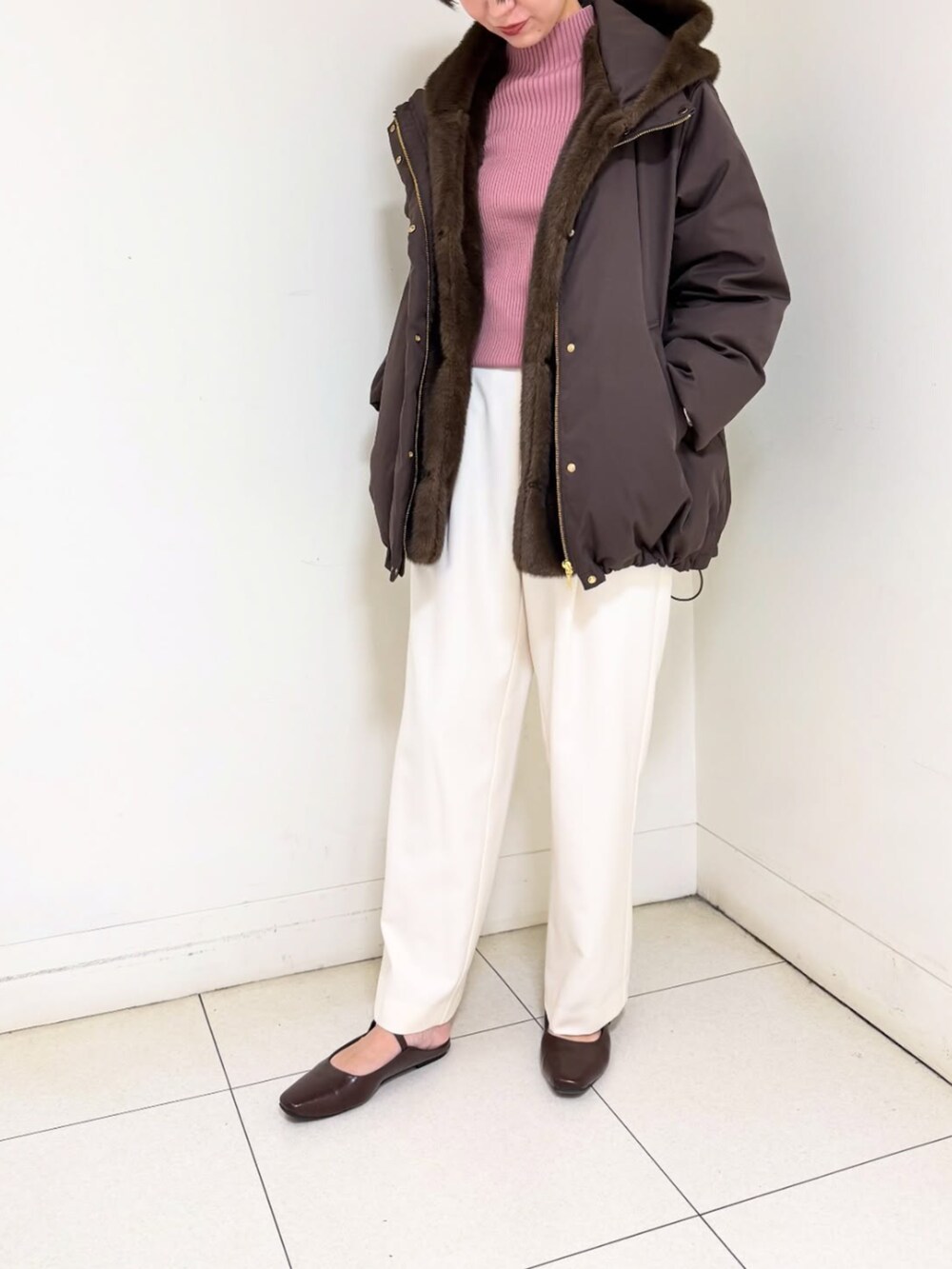 ホワイト系のスラックス、ブラウン系のその他アウター、ピンク系のニット/セーターを着用したレディースの秋コーディネートの2枚目の写真