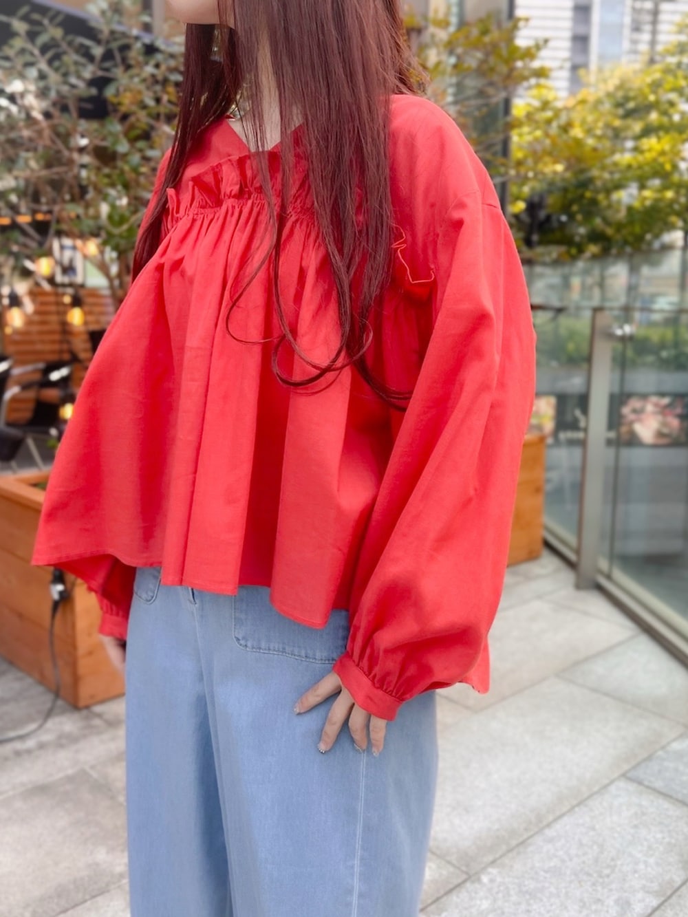 「大人カジュアル、赤ブラウス、デニムスタイル、春のお出かけコーデ、ナチュラルコーデ、STRAWBERRY-FIELDS、休日ファッション、春トップス、春パンツコーデ、名古屋ユニモール店_YUUKI」｜「STRAWBERRY-FIELDSのフリルギャザーブラウス（シャツ/ブラウス、レッド系）」を使った、STRAWBERRY-FIELDSさん（レディース・150cm）の春コーディネートの5枚目の写真