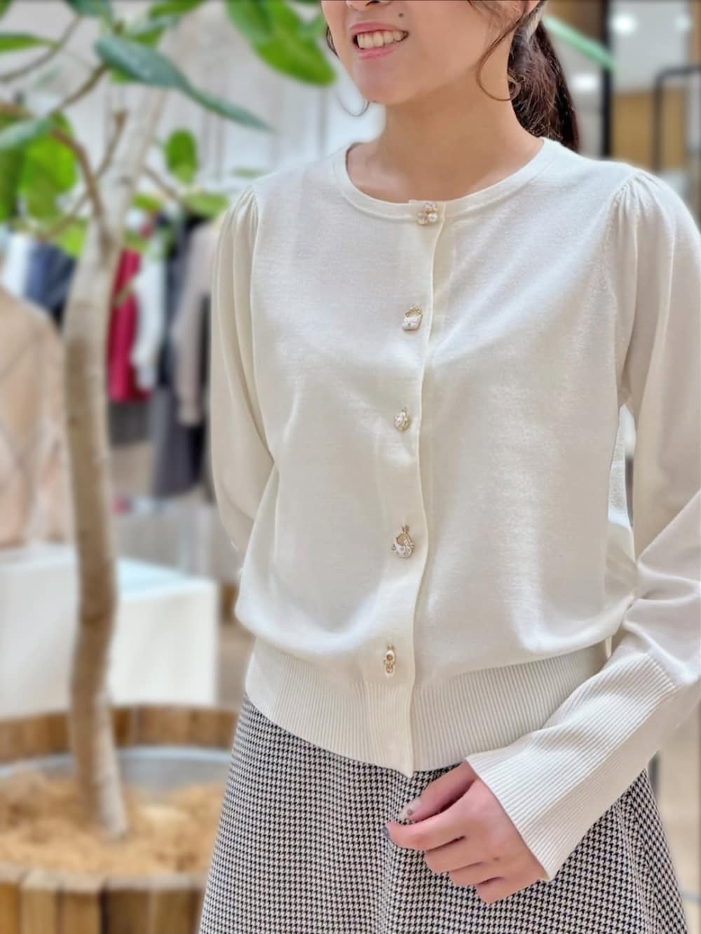 ホワイト系のスカートを着用したレディースの秋コーディネートの2枚目の写真