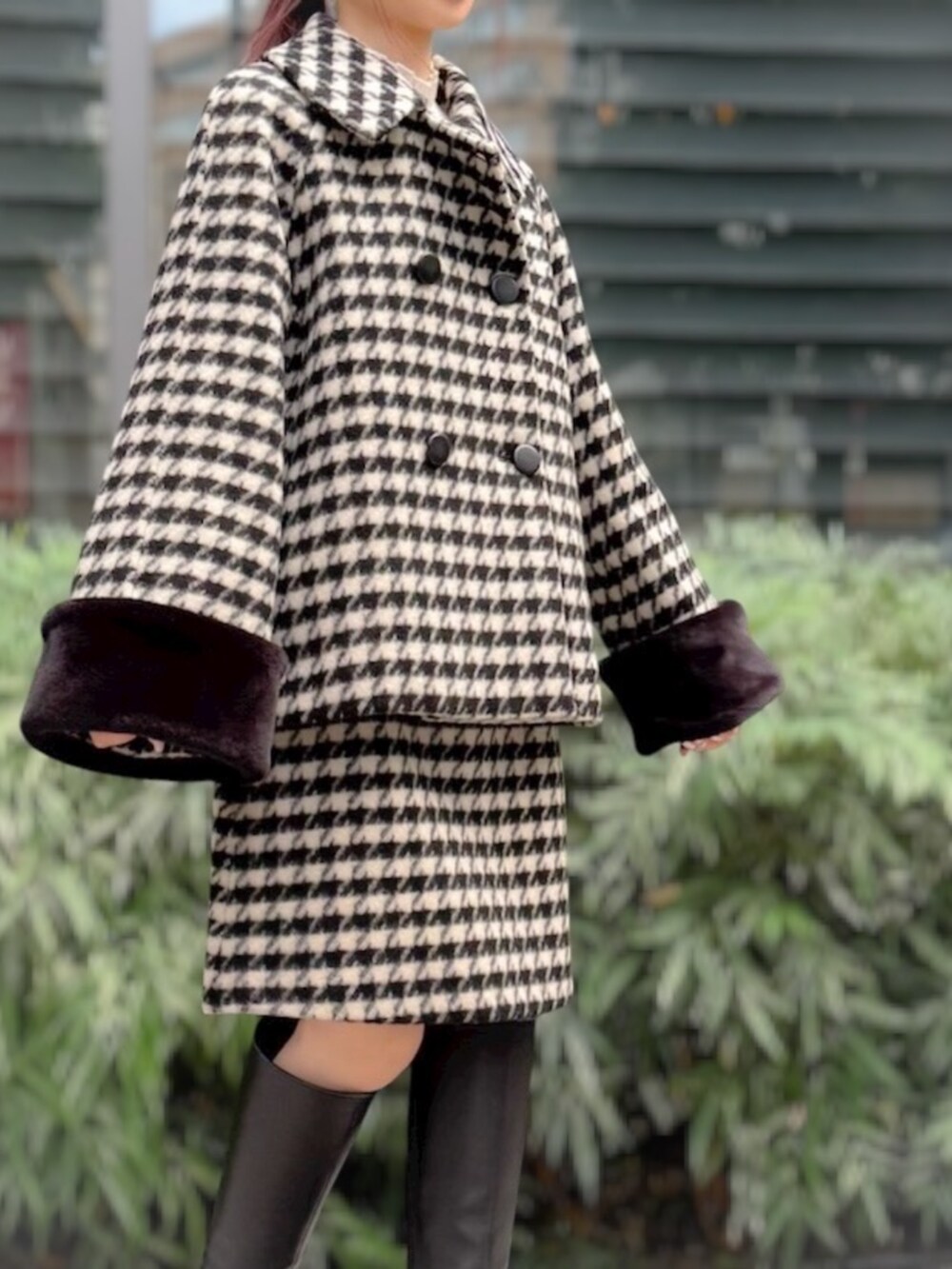 その他のスカート、ホワイト系のニット/セーターを着用したレディースの秋コーディネートの2枚目の写真