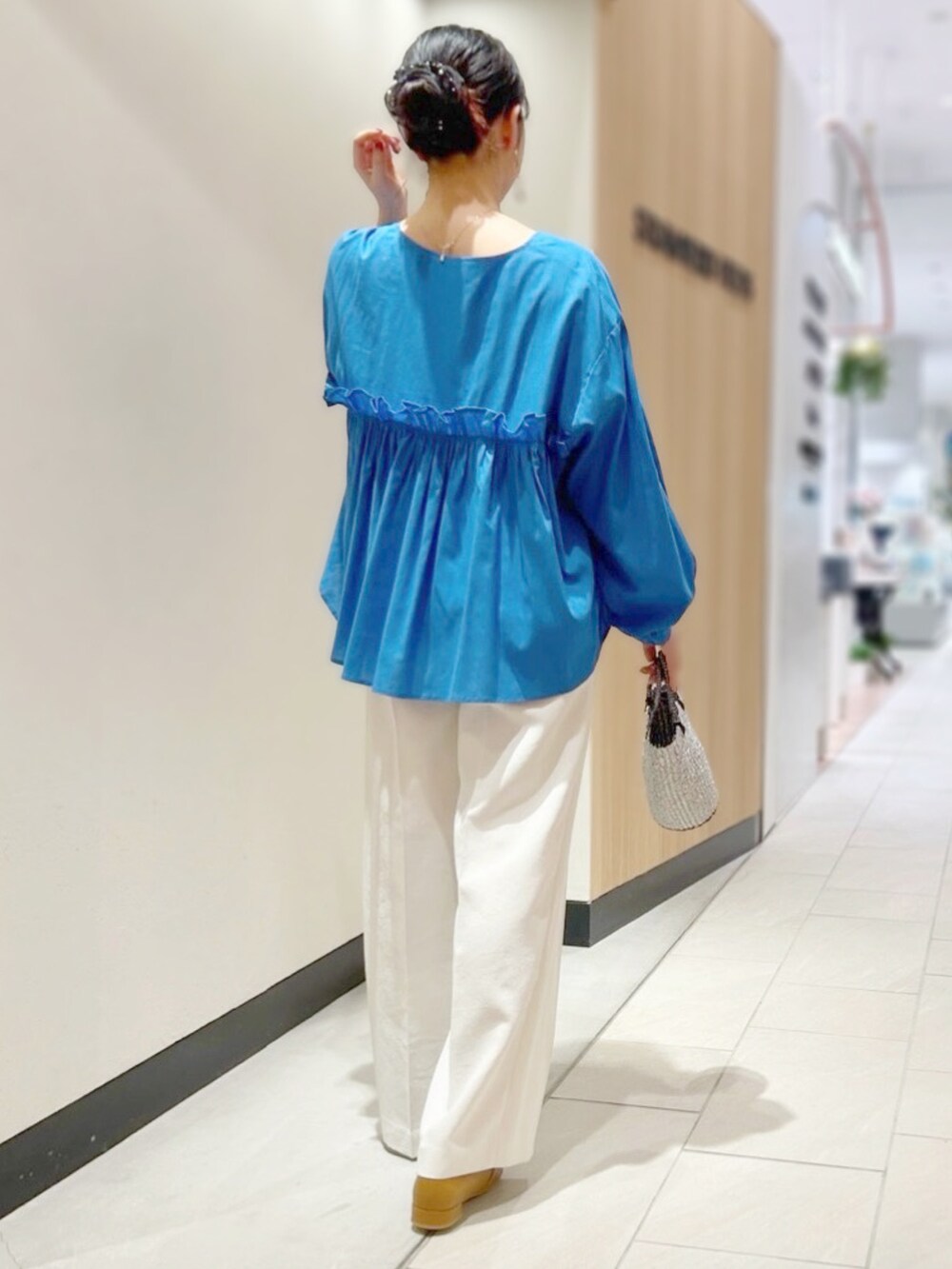 「ハイウエスト、きれいめカジュアル、ストレートパンツ、春コーデ、ichie、オフィススタイル、美脚パンツ、STRAWBERRY-FIELDS、ブルーブラウス、アミュプラザ長崎店_MUTSUKI」｜「STRAWBERRY-FIELDSのフリルギャザーブラウス（シャツ/ブラウス、ブルー系）」を使った、STRAWBERRY-FIELDSさん（レディース・156cm）の春コーディネートの3枚目の写真
