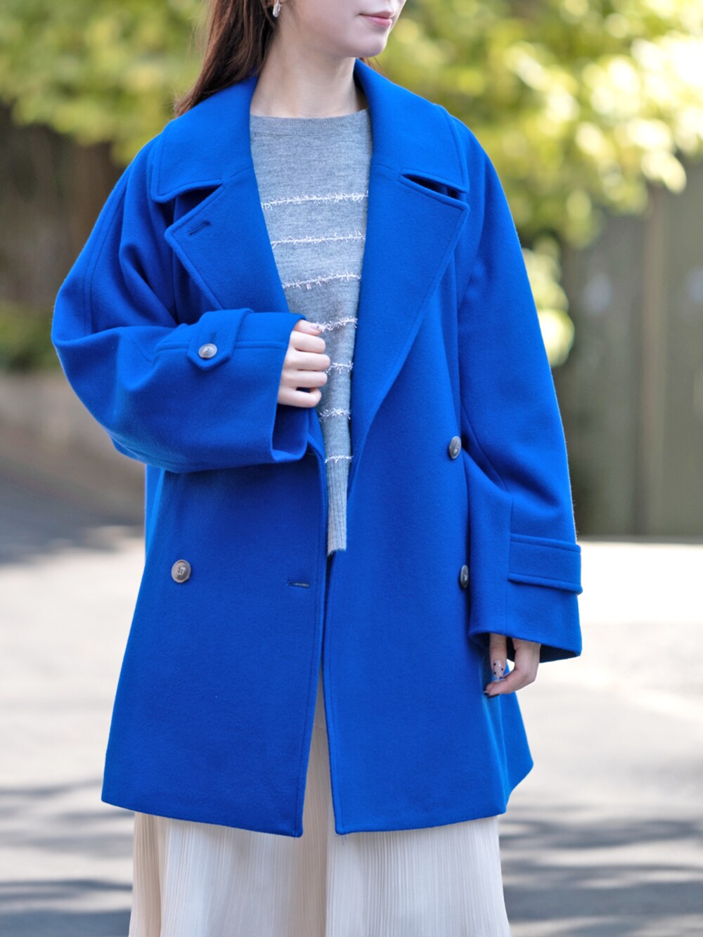 グレー系のニット/セーター、ブルー系のその他アウターを着用したレディースの秋コーディネートの3枚目の写真