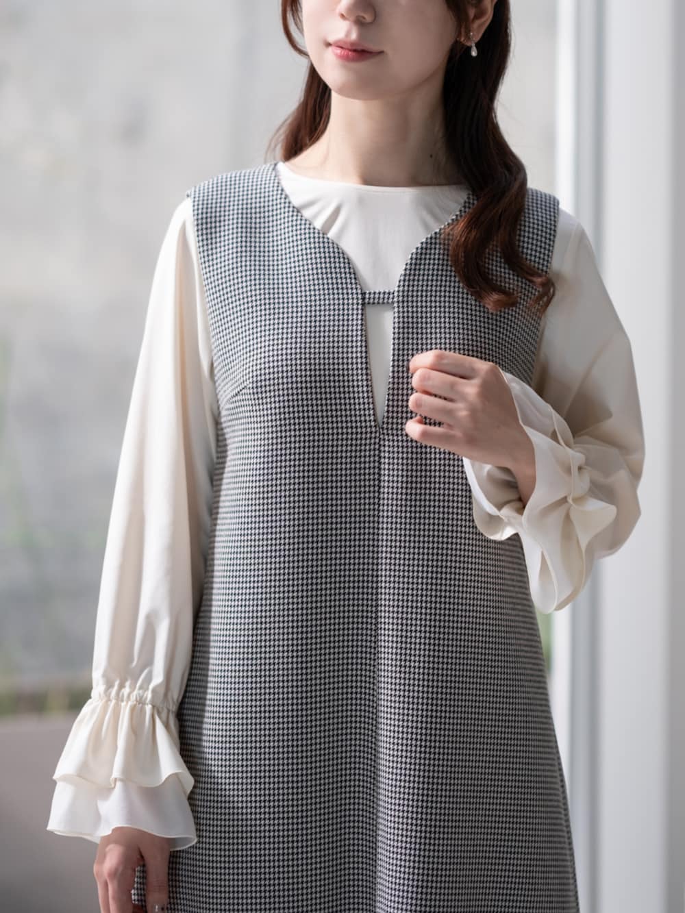 その他のジャンパースカート、ホワイト系のシャツ/ブラウスを着用したレディースの冬コーディネートの2枚目の写真