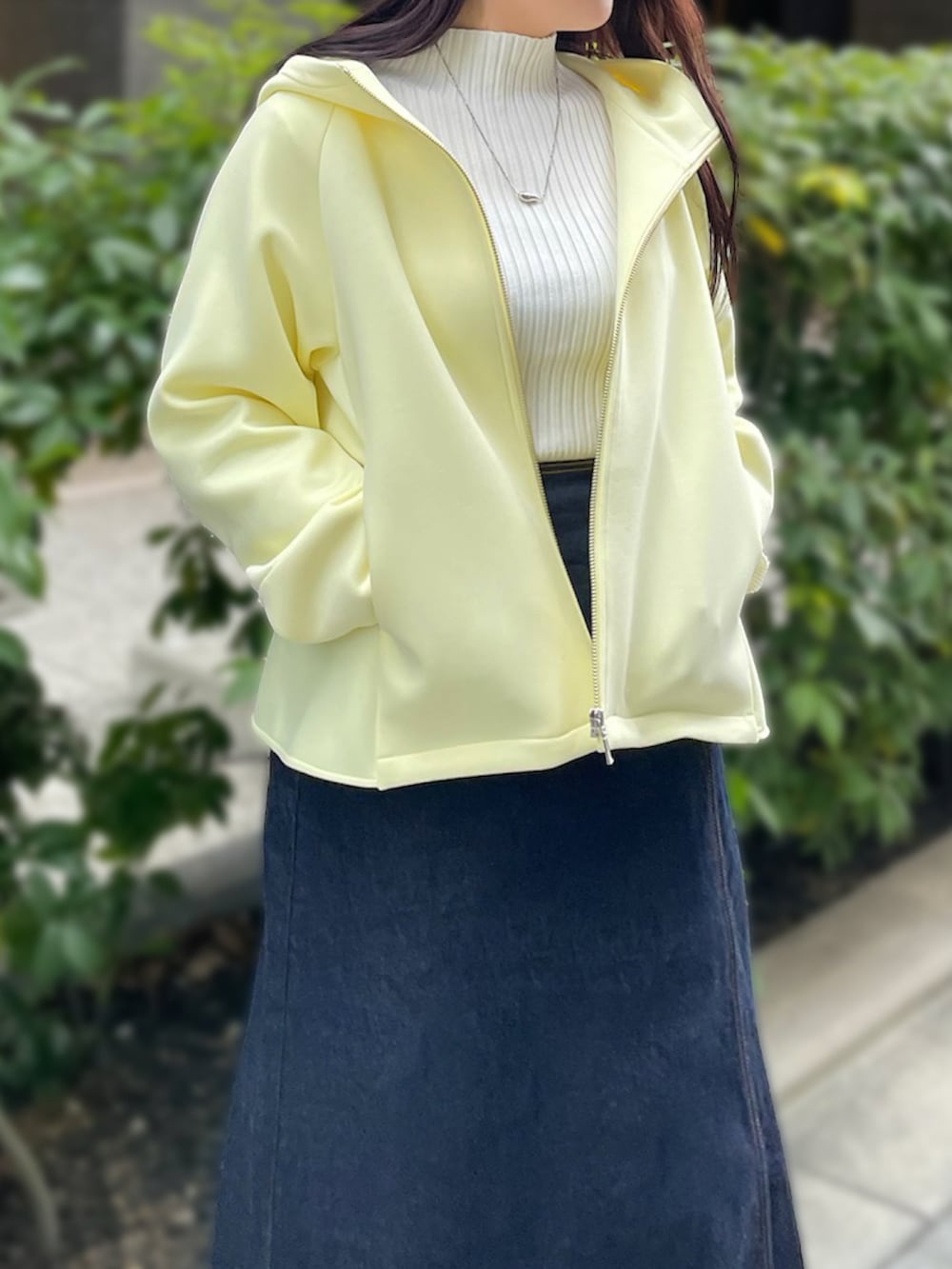 「京都ポルタ店_RIKO、STRAWBERRY-FIELDS(STRAWBERRY-FIELDS)、バックフレアブルゾン、ペプラムアウター、大きめフード、エアクッションDB、アリコットストレッチ、ラップデニムスカート、岡山デニム、ライトオンスデニム、モードカジュアル、洗濯機OK、異素材コーデ、きれいめカジュアル」｜「STRAWBERRY-FIELDSのラップデニムスカート　ロングスカート（スカート、ブルー系）」を使った、STRAWBERRY-FIELDSさん（レディース・158cm）の冬コーディネートの3枚目の写真