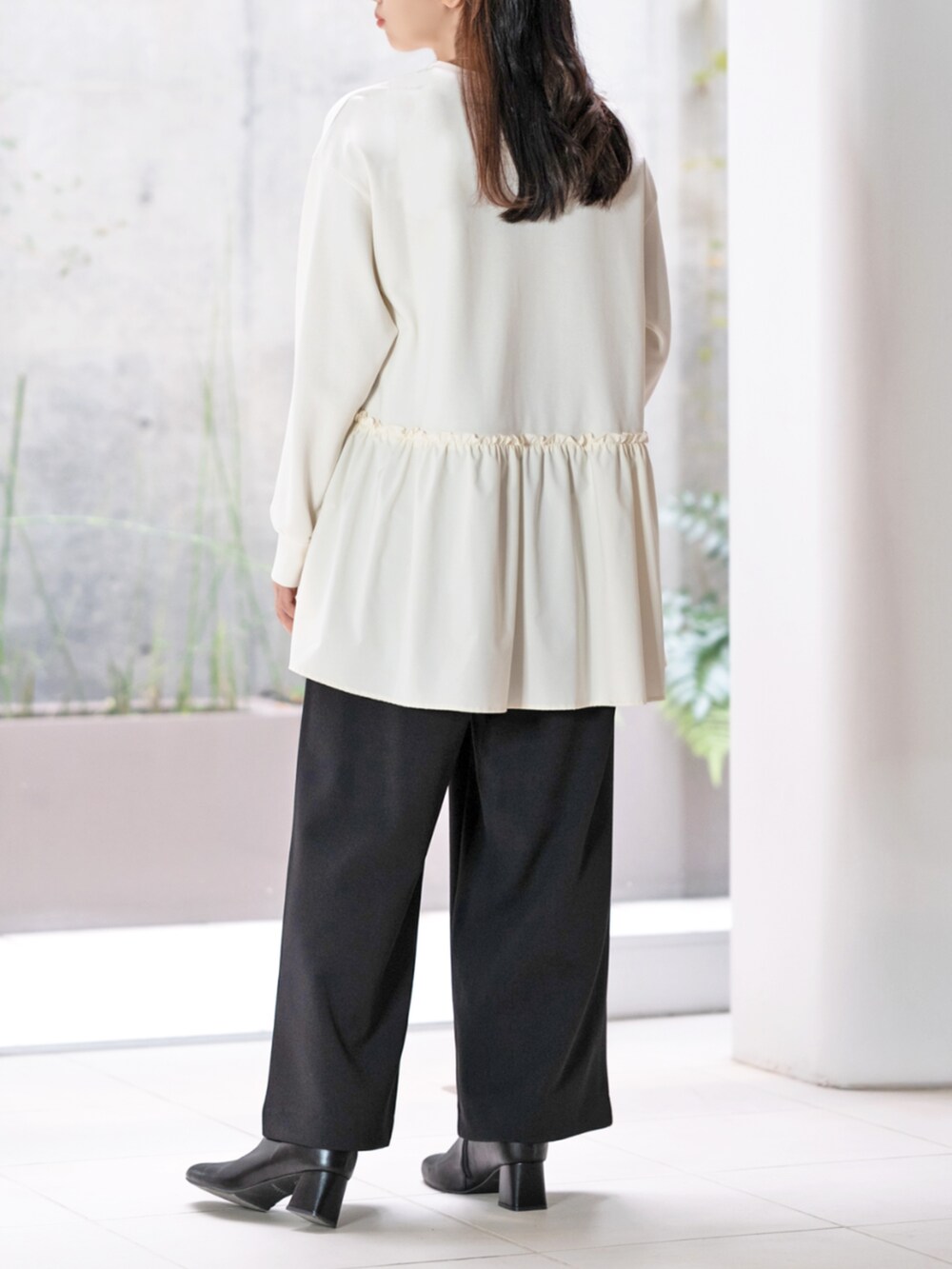 ホワイト系のTシャツ/カットソーを着用したレディースの秋コーディネートの2枚目の写真