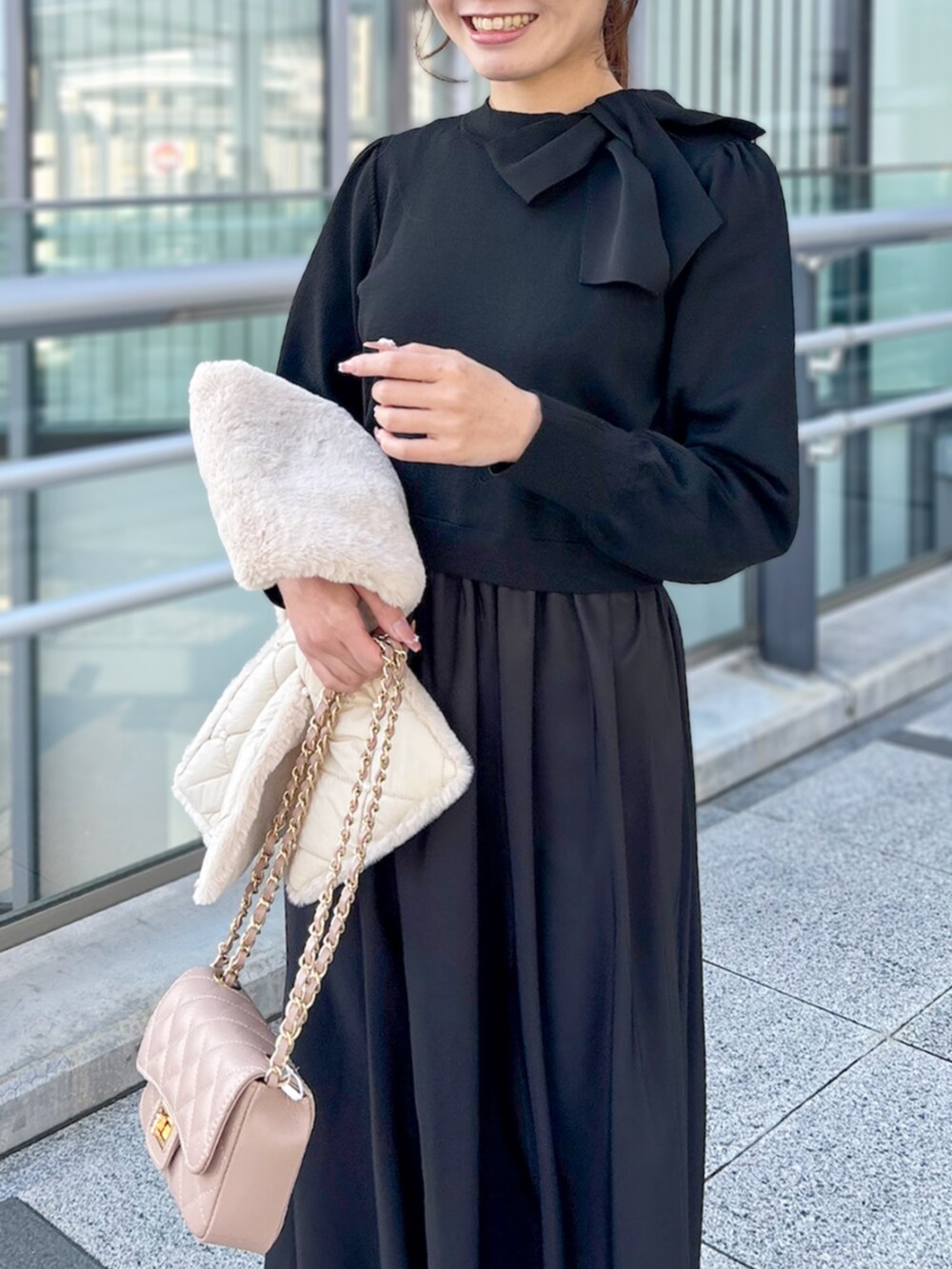 ブラック系のワンピースを着用したレディースの冬コーディネートの3枚目の写真