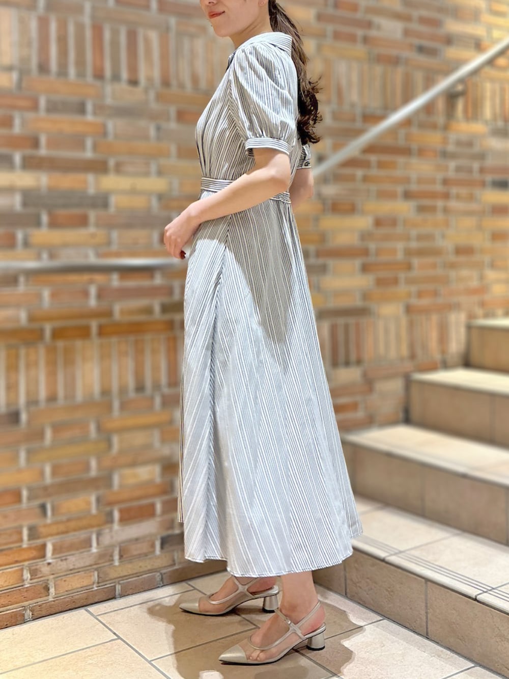 「アトレ吉祥寺店_YUKI、STRAWBERRY-FIELDS、ストロベリーフィールズ、キャンディストライプ、エレファントスリーブ、美人百科掲載、夏ワンピース、クラシカルスタイル、お呼ばれコーデ、ウェストタック、2025夏新作」｜「STRAWBERRY-FIELDSのストライプクラシカルシャツワンピース（ワンピース、ブラック系）」を使った、STRAWBERRY-FIELDSさん（レディース・165cm）の春コーディネートの3枚目の写真
