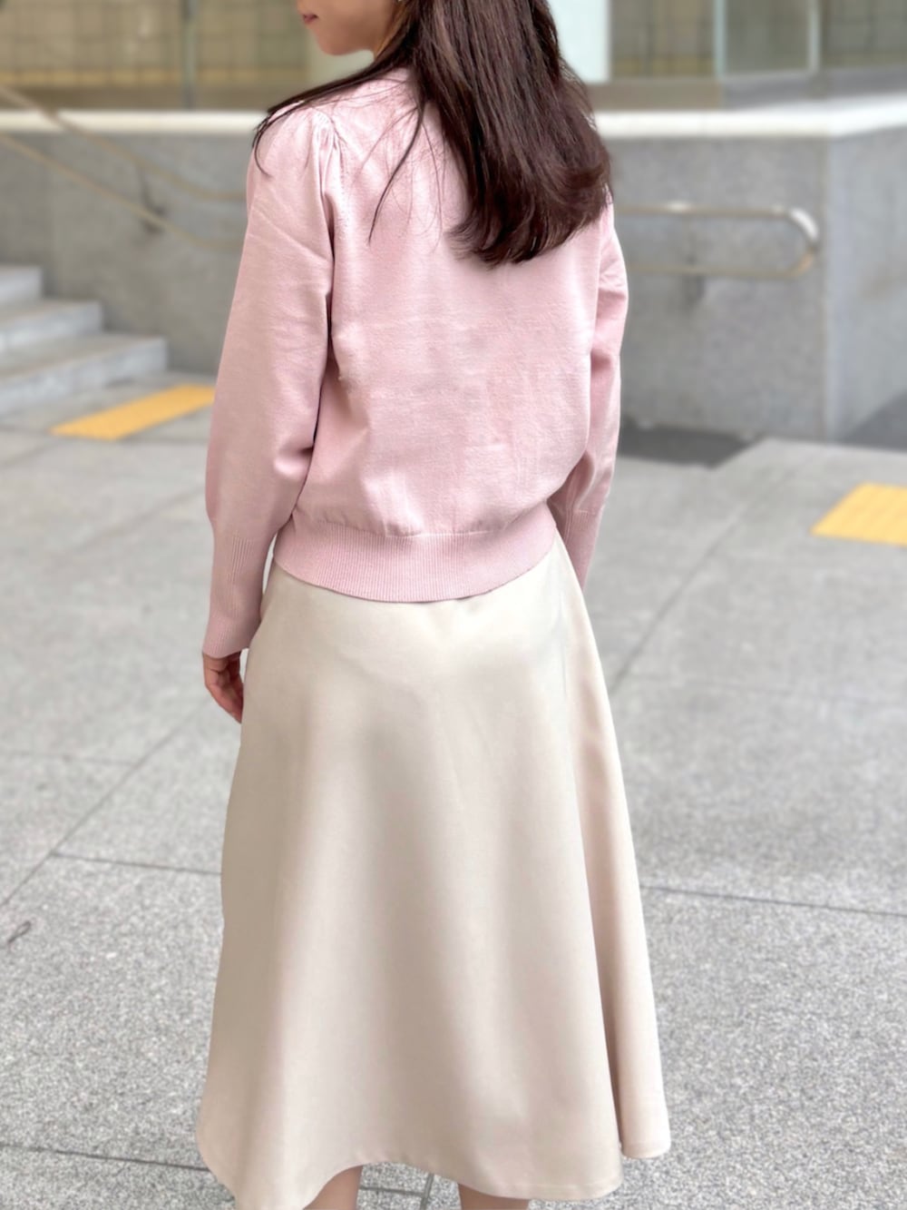 ホワイト系のスカートを着用したレディースの秋コーディネートの2枚目の写真