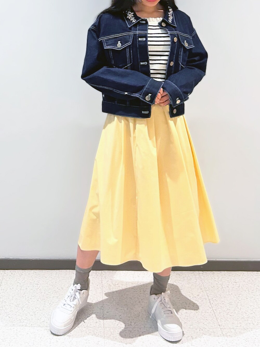 「デニムジャケット、大人カジュアル、お呼ばれコーデ、ビジュー付き、岡山デニム、STRAWBERRY-FIELDS、着回し抜群、ストレッチ素材、カジュアルエレガント、シーズンレスコーデ」｜「STRAWBERRY-FIELDSの襟ビジュー付デニムジャンパー（デニムジャケット、ブルー系）」を使った、STRAWBERRY-FIELDSさん（レディース・150cm）の冬コーディネートの2枚目の写真