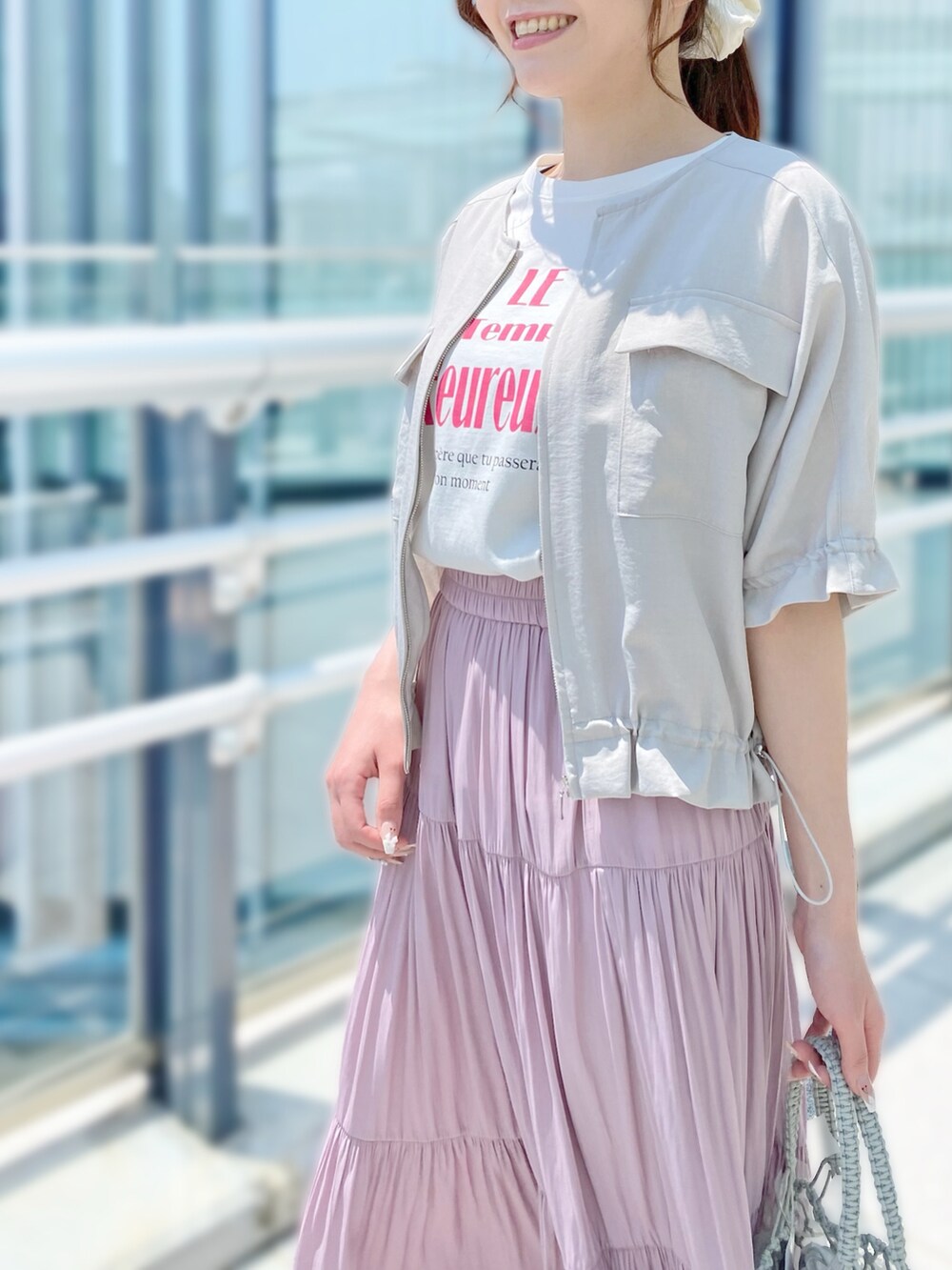 「リラックススタイル、フェミニンカジュアル、ストロベリーフィールズ、パウダーサテン、ピオレ姫路店_SERI、STRAWBERRYFIELDS、ドロストブルゾン、ロゴプリントT、くすみピンクコーデ、初夏カジュアル」｜「STRAWBERRY-FIELDSのパウダーサテンティアードスカート（スカート、ピンク系）」を使った、STRAWBERRY-FIELDSさん（レディース・159cm）の春コーディネートの3枚目の写真