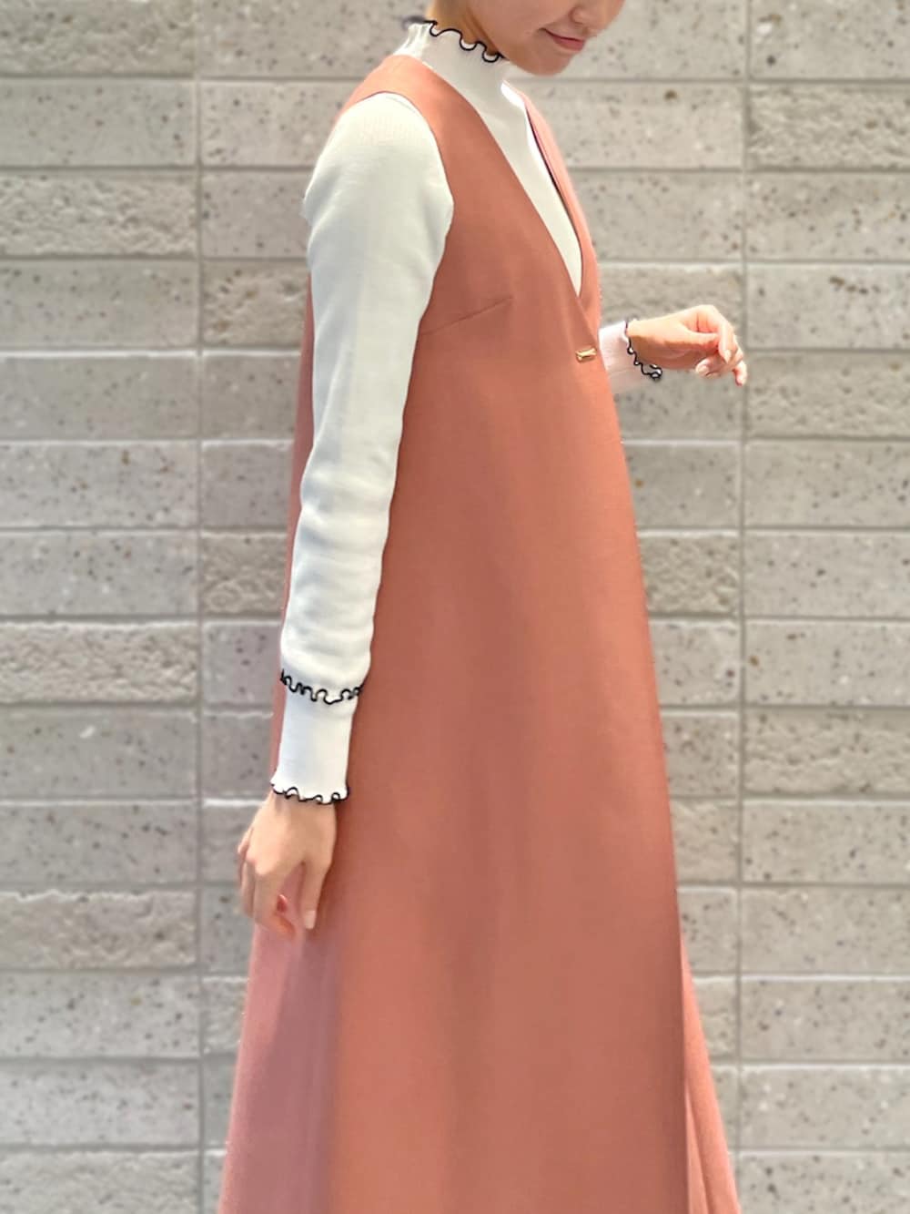 「ジャンパースカート、きれいめカジュアル、デートコーデ、Vネックワンピース、ピンクコーデ、大人フェミニン、STRAWBERRY-FIELDS、ストロベリーフィールズ、上品スタイル、スタイルアップコーデ、ルクアイーレ店_MOE」｜「STRAWBERRY-FIELDSのＶネックジャンパースカート　ワンピース（ワンピース、ピンク系）」を使った、STRAWBERRY-FIELDSさん（レディース・163cm）の春コーディネートの2枚目の写真