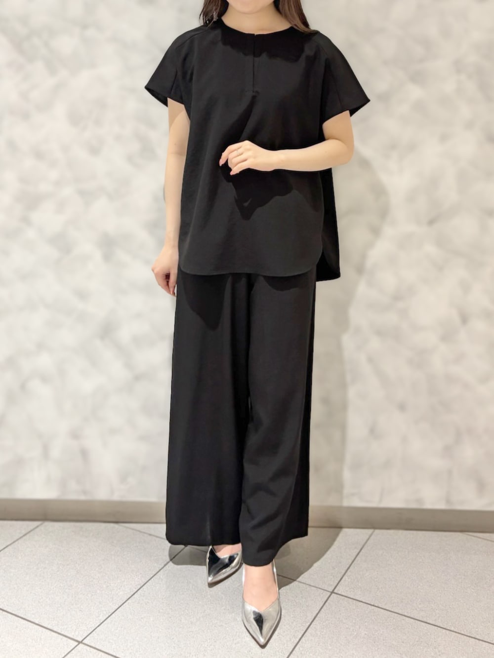 「有楽町マルイ店_AYAKA、STRAWBERRY-FIELDS(STRAWBERRY-FIELDS)、タンブラーブッチャー、ブラックコーデ、フレンチスリーブ、セットアップスタイル、涼しげセットアップ、きれいめカジュアル、夏の通勤服、美シルエットパンツ、手洗いＯＫ、洗練モノトーン、LOOK BOOK掲載、2025夏新作」｜「STRAWBERRY-FIELDSのフレンチスリーブブラウス（シャツ/ブラウス、ブラック系）」を使った、STRAWBERRY-FIELDSさん（レディース・155cm）の夏コーディネートの3枚目の写真