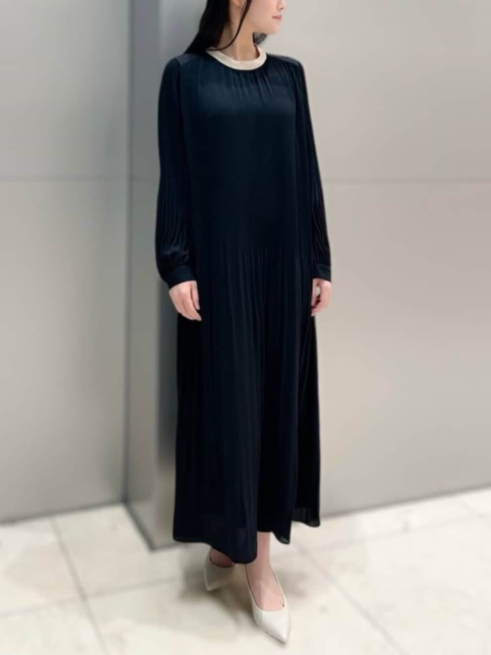 ブラック系のワンピースを着用したレディースの冬コーディネートの2枚目の写真