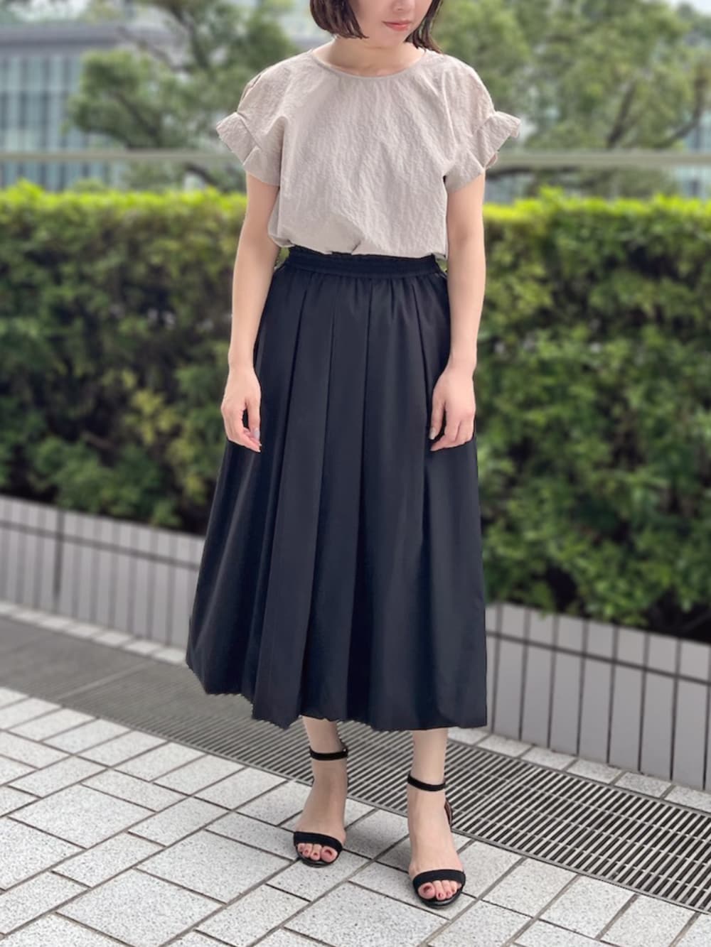 「Aラインブラウス、ベージュブラウス、軽やか素材、通気性◎トップス、立体シルエット、バルーンスカート、ブラックスカート、エアリースタイル、上品カジュアル、フェミニンコーデ、涼しいブラウス、お出かけコーデ、秋まで使える、洗えるブラウス、STRAWBERRY-FIELDS(STRAWBERRY-FIELDS)」｜「STRAWBERRY-FIELDSのミルキータフタ_バルーンタフタスカート（スカート、ブラック系）」を使った、STRAWBERRY-FIELDSさん（レディース・164cm）の夏コーディネートの4枚目の写真