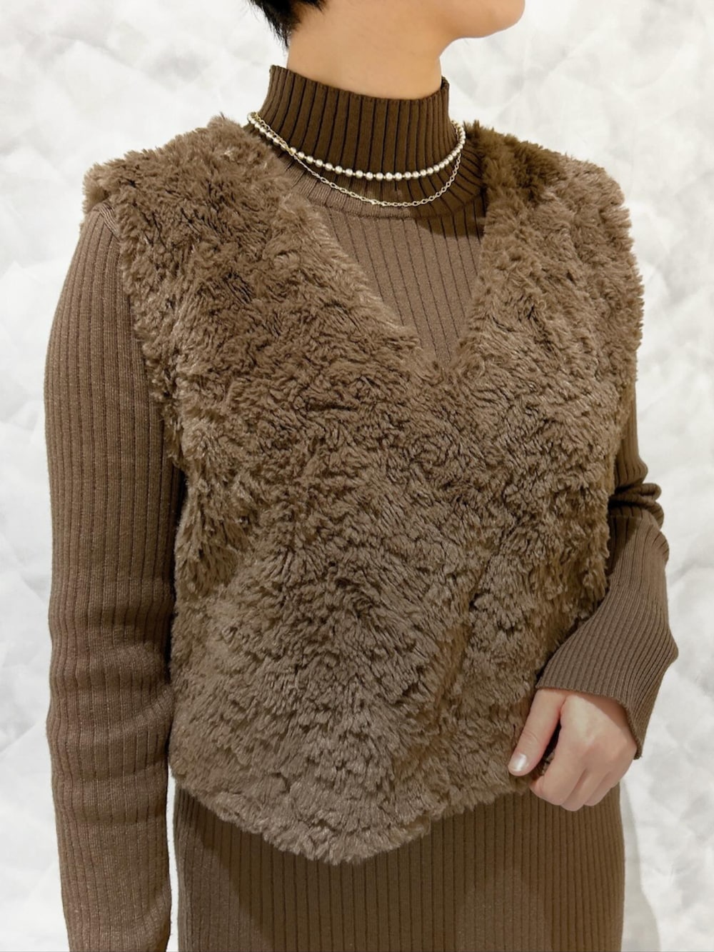 ブラウン系のワンピースを着用したレディースの秋コーディネートの3枚目の写真