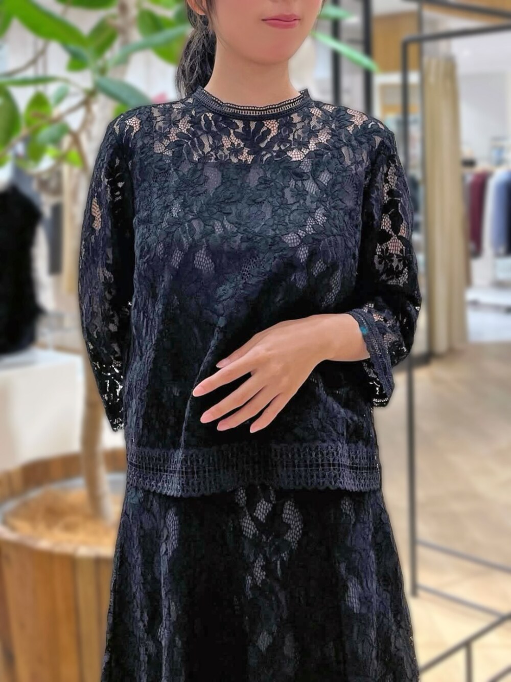 ブラック系のシャツ/ブラウス、ブラック系のスカートを着用したレディースの秋コーディネートの3枚目の写真