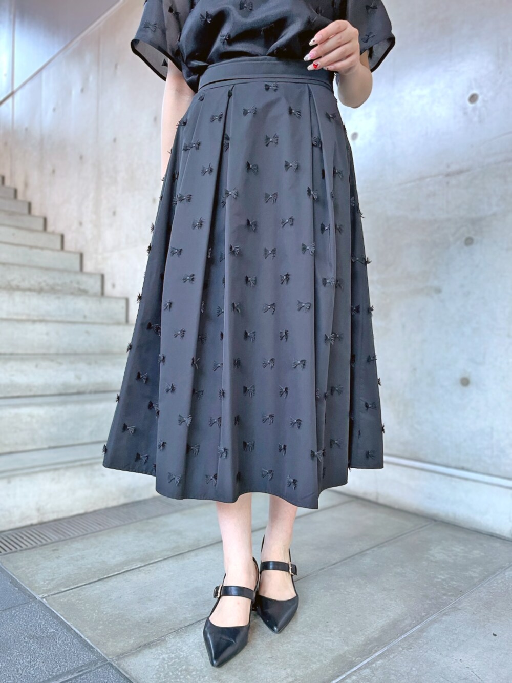 ブラック系のシャツ/ブラウス、ブラック系のスカートを着用したレディースの秋コーディネートの4枚目の写真