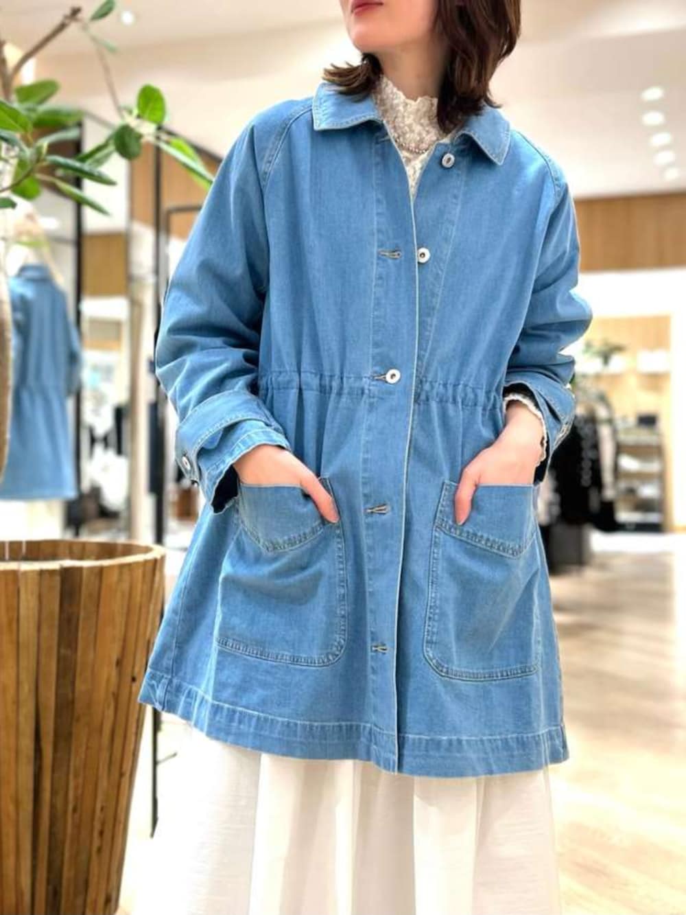 ブルー系のデニムジャケットを着用したレディースの冬コーディネートの2枚目の写真