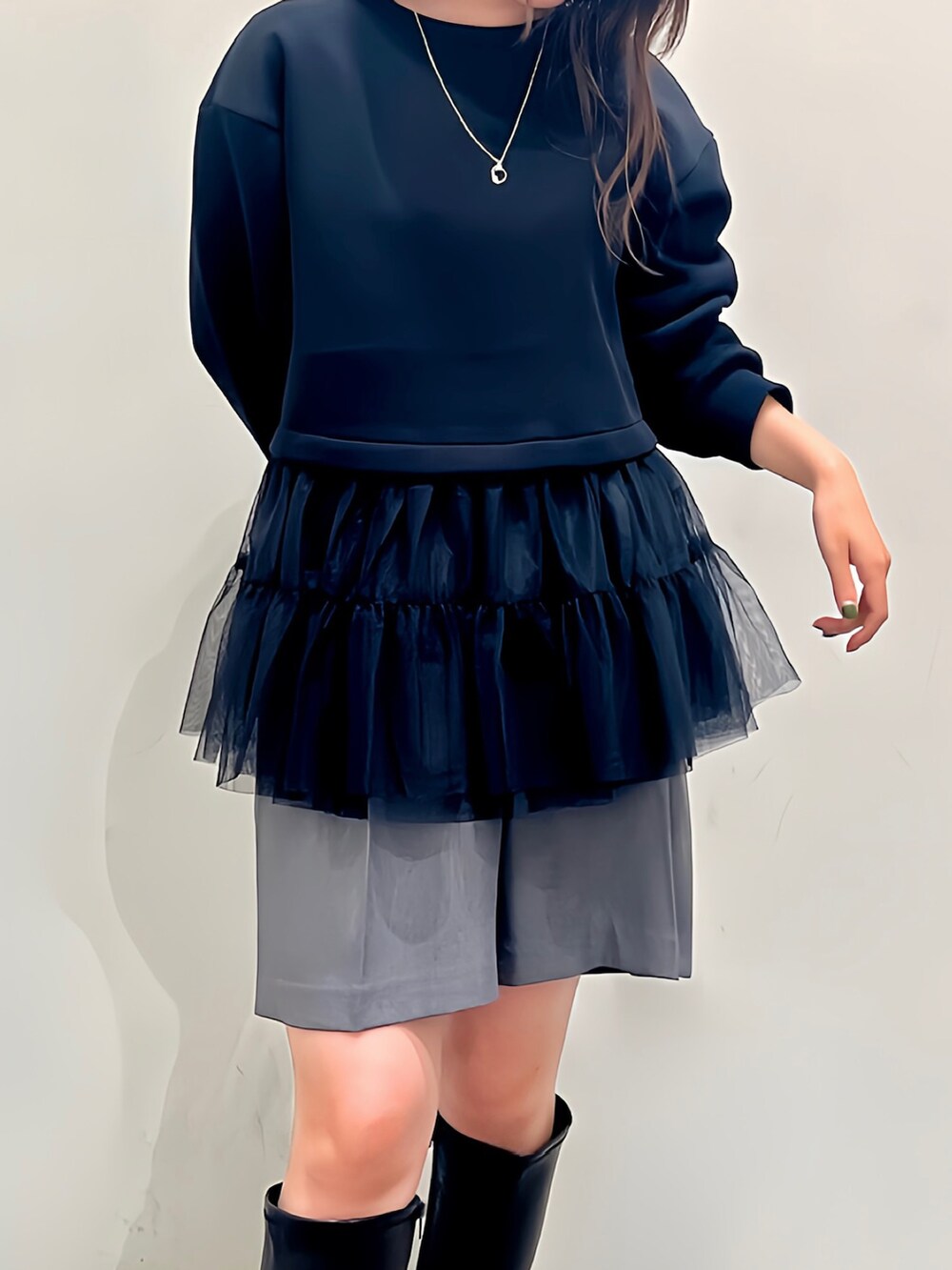 「STRAWBERRY-FIELDS(STRAWBERRY-FIELDS)、なんばCITY店_YUZUKI、ICHIE、チュールトップス、スウィートダンボール、ハーフパンツ、美脚パンツ、甘辛ミックスコーデ、フェミニンカジュアル、センタープレスパンツ、ウォッシャブルパンツ、モチモチトップス、秋冬トップス、レイヤードコーデ」｜「STRAWBERRY-FIELDSのﾁｭｰﾙﾄﾞｯｷﾝｸﾞﾌﾟﾙｵｰﾊﾞｰ（スウェット、ブラック系）」を使った、STRAWBERRY-FIELDSさん（レディース・160cm）の冬コーディネートの2枚目の写真