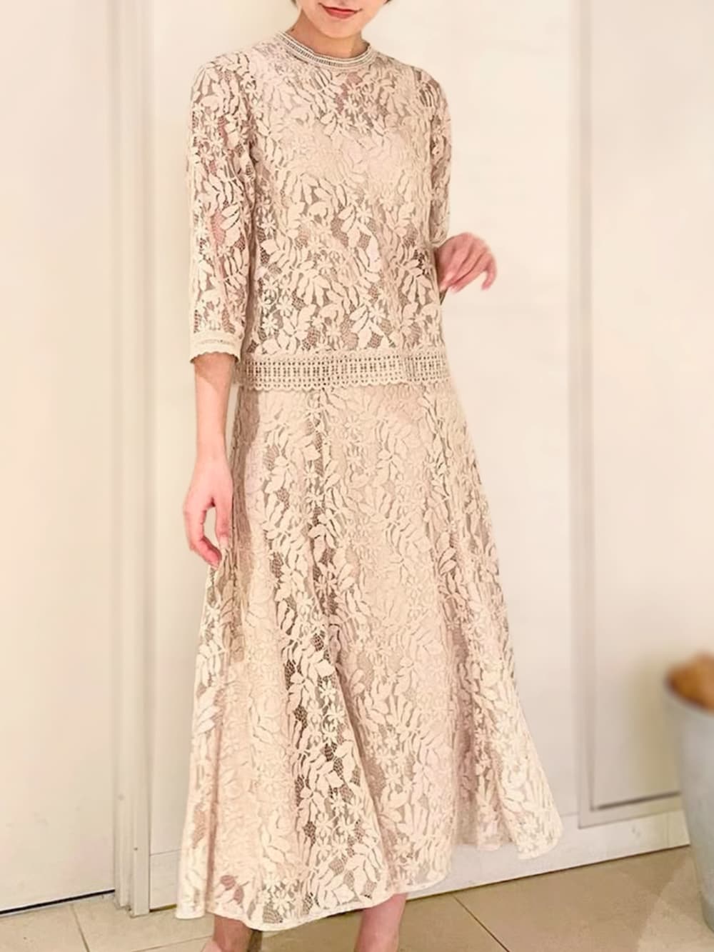 ブラウン系のノーカラージャケット、ベージュ系のシャツ/ブラウス、ベージュ系のスカートを着用したレディースの秋コーディネートの2枚目の写真