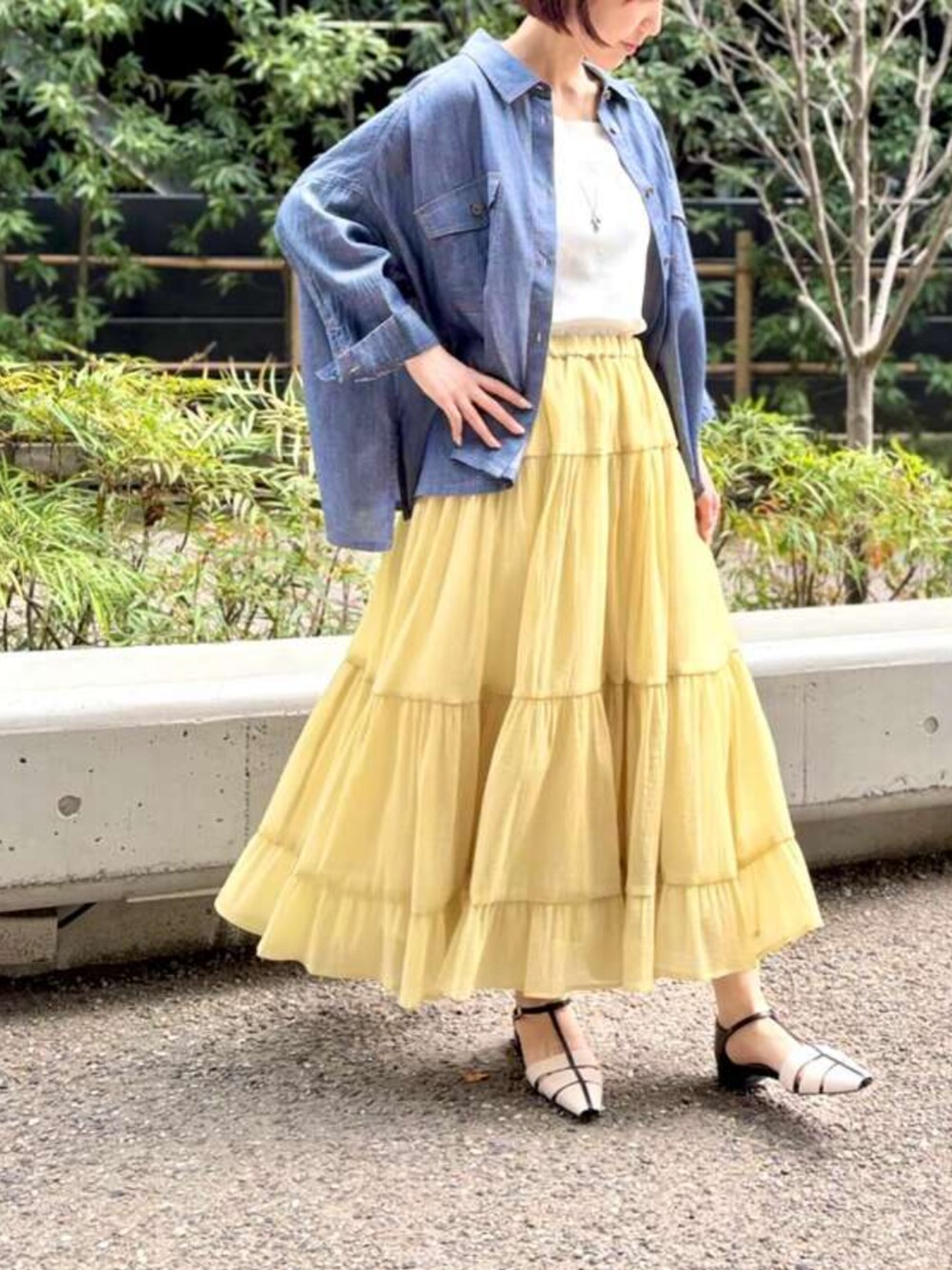 ホワイト系のキャミソール、ブルー系のシャツ/ブラウス、イエロー系のスカートを着用したレディースの春コーディネートの3枚目の写真