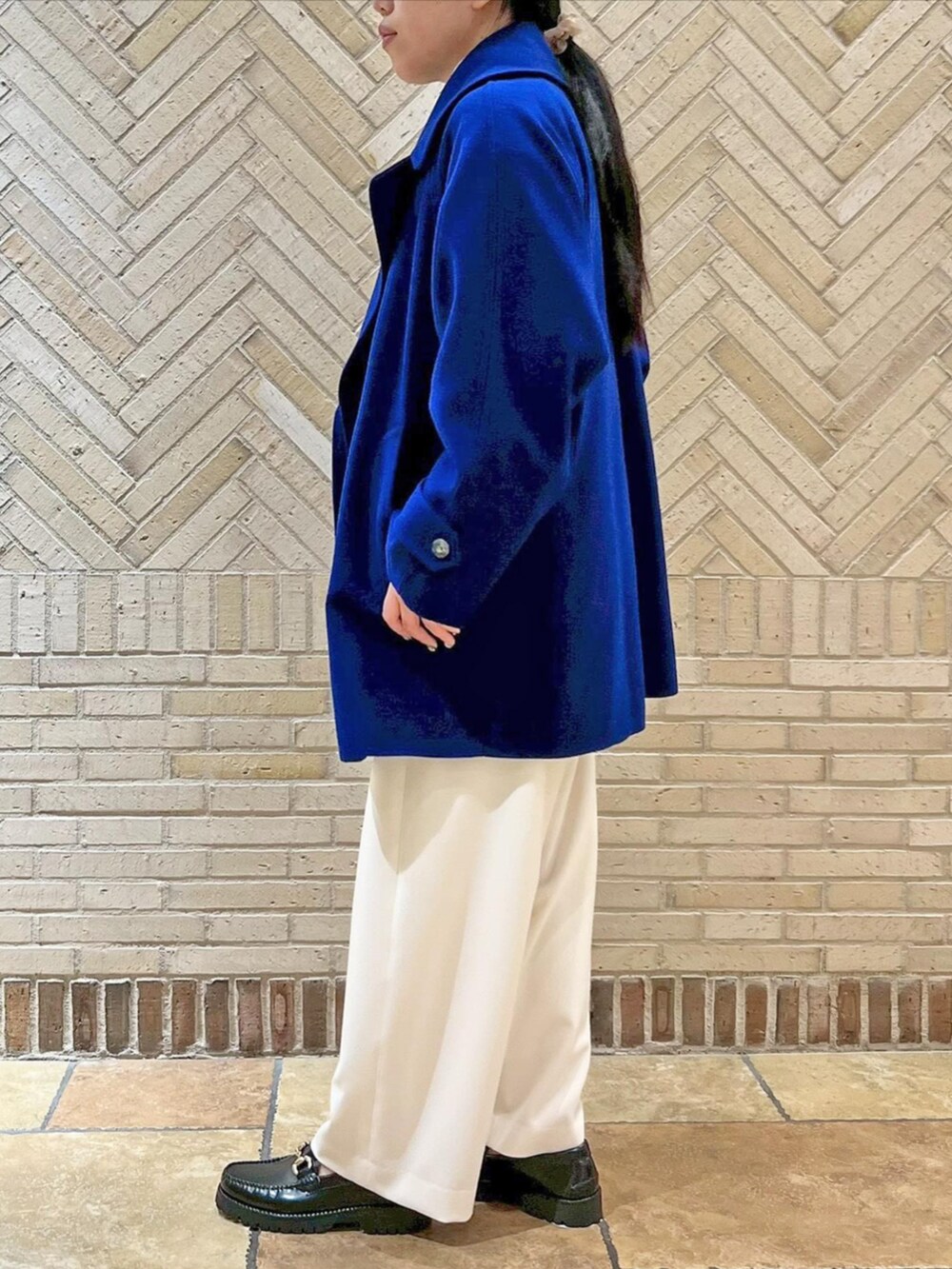 ホワイト系のその他パンツ、ブルー系のその他アウターを着用したレディースの秋コーディネートの2枚目の写真