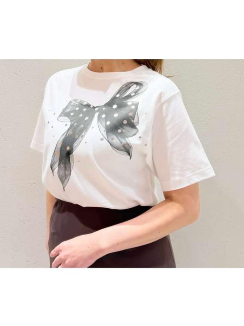 ホワイト系のTシャツ/カットソー、ブラウン系のスカートを着用したレディースの夏コーディネートの2枚目の写真