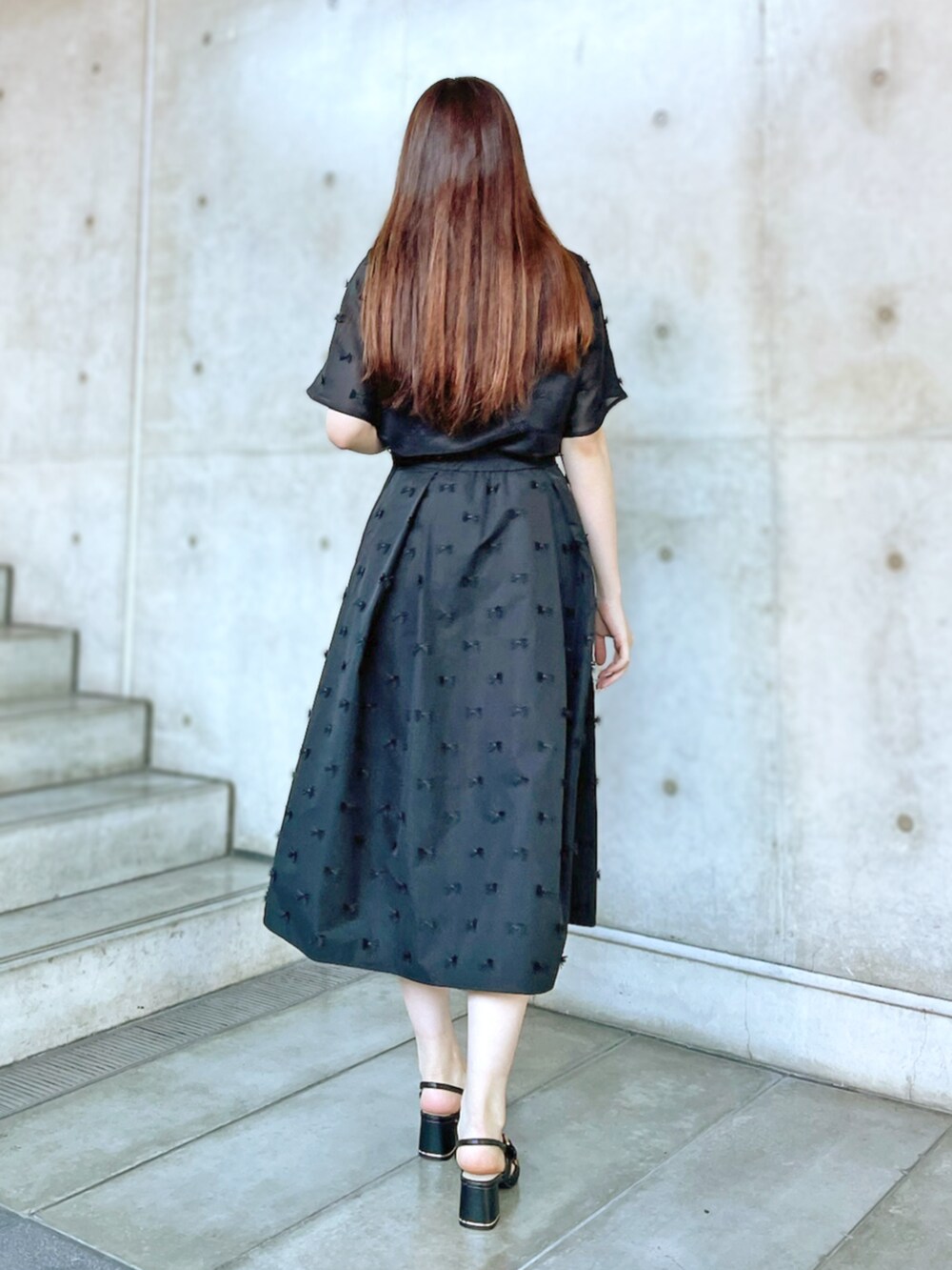 ブラック系のシャツ/ブラウス、ブラック系のスカートを着用したレディースの秋コーディネートの3枚目の写真