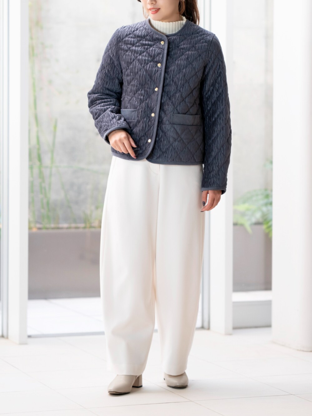 ホワイト系のその他パンツ、グレー系のその他アウターを着用したレディースの冬コーディネートの2枚目の写真