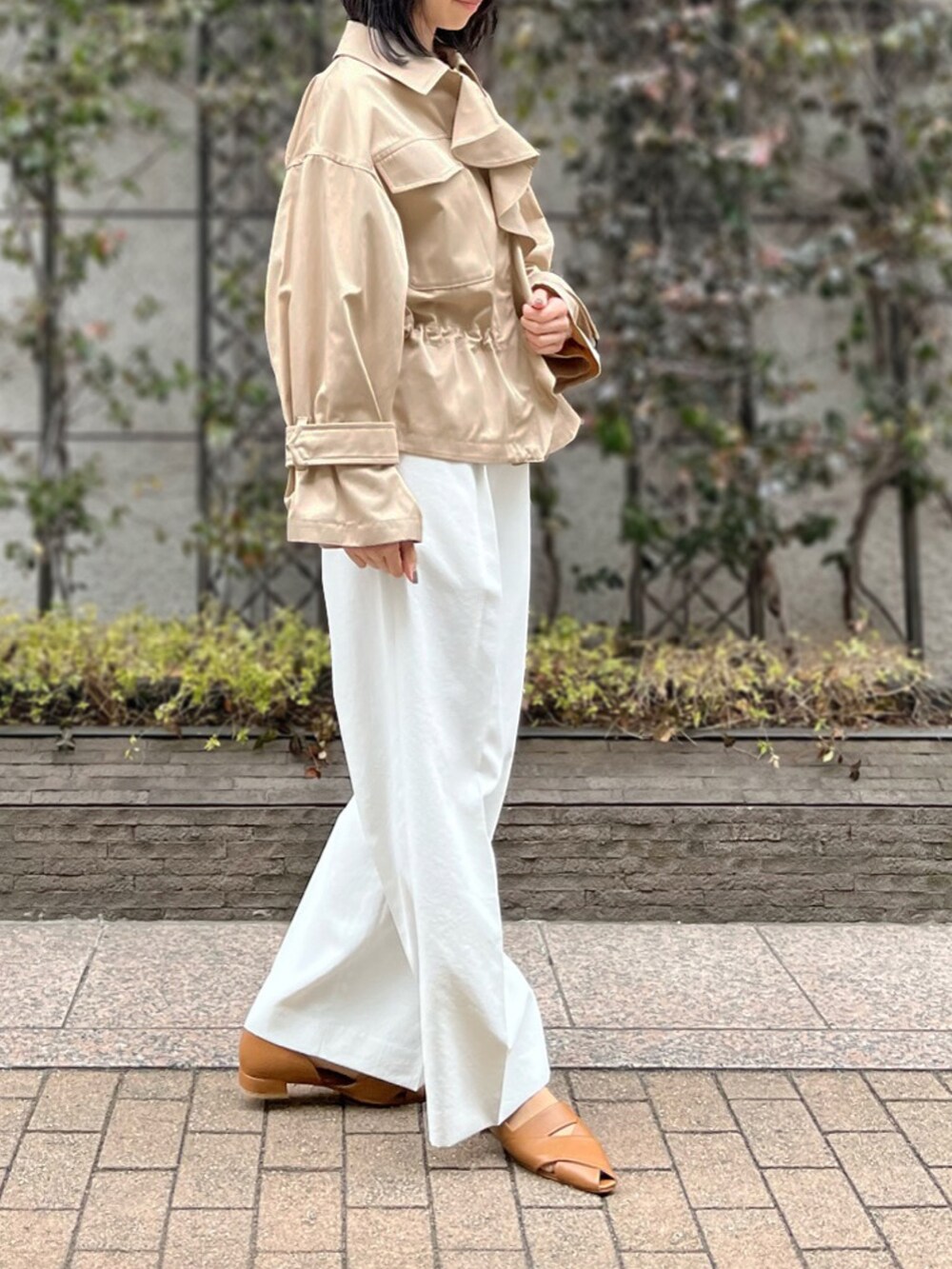 「ミリタリーブルゾン、きれいめカジュアル、ストレートパンツ、ichie、レーストップス、こなれ感、大人フェミニン、STRAWBERRY-FIELDS、ストロベリーフィールズ、上品コーデ、銀座店 _AYANO」｜「STRAWBERRY-FIELDSのｽﾄﾚｯﾁﾚｰｽﾄｯﾌﾟｽ（Tシャツ/カットソー、ホワイト系）」を使った、STRAWBERRY-FIELDSさん（レディース・162cm）の春コーディネートの2枚目の写真