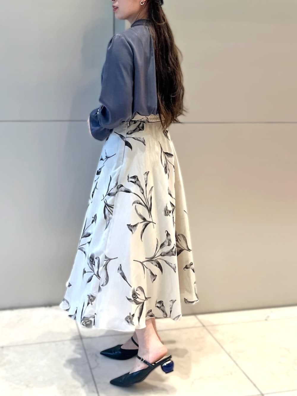 「京王新宿店_NONOKA、STRAWBERRY-FIELDS(STRAWBERRY-FIELDS)、ピーチサテンブラウス、マロンサテン、袖パール付き、フリルブラウス、ギャザーデザイン、フェミニンブラウス、ダークグレーコーデ、上品カジュアル、通勤コーデ、きれいめスタイル、洗濯機OK、大人フェミニン」｜「STRAWBERRY-FIELDSのﾋﾟｰﾁｻﾃﾝ袖ﾊﾟｰﾙ付きﾌﾞﾗｳｽ（シャツ/ブラウス、グレー系）」を使った、STRAWBERRY-FIELDSさん（レディース・165cm）の夏コーディネートの2枚目の写真