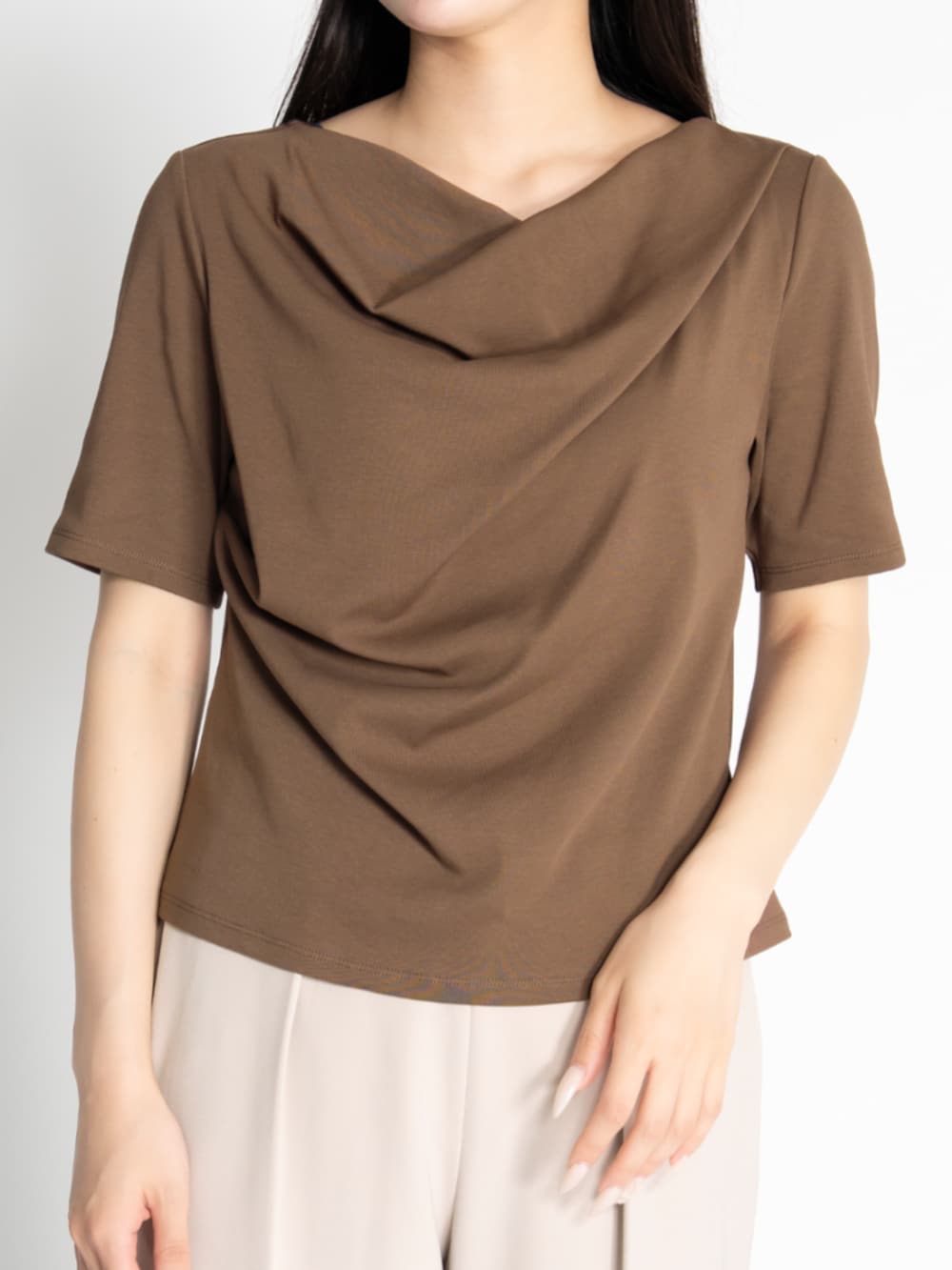 ベージュ系のスラックス、ブラウン系のTシャツ/カットソーを着用したレディースの夏コーディネートの2枚目の写真