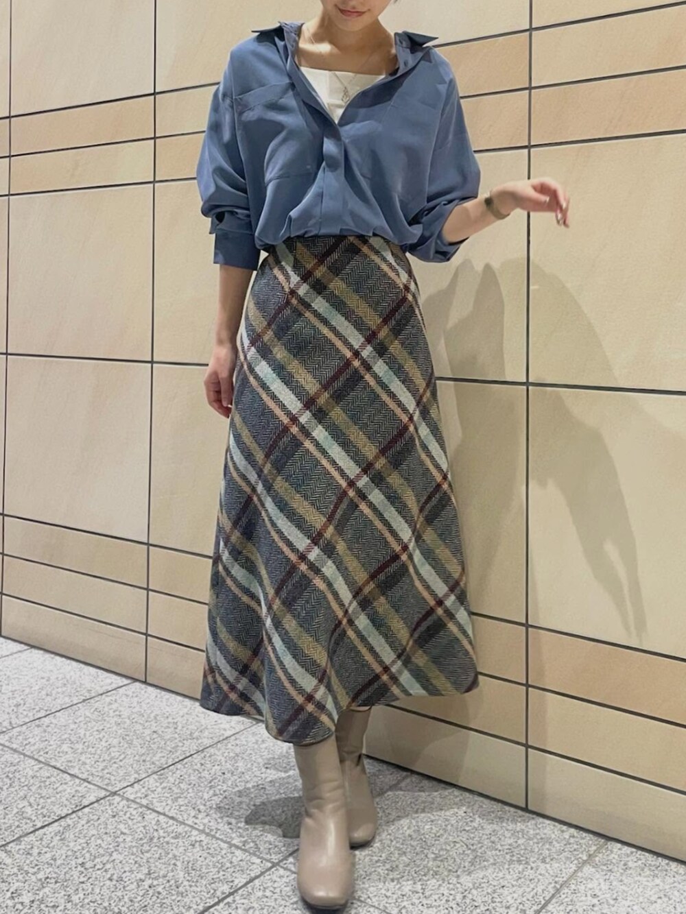 ブルー系のシャツ/ブラウス、ブルー系のスカートを着用したレディースの秋コーディネートの2枚目の写真