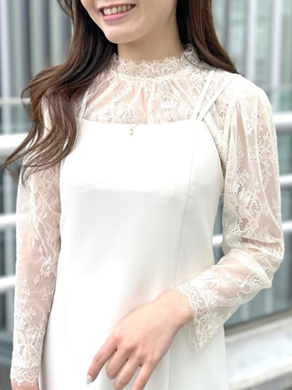 「女子会、デートコーデ、オフィスカジュアル、レースブラウス、キャミワンピース、大人フェミニン、STRAWBERRY-FIELDS、ストロベリーフィールズ、2wayワンピース、ピオレ姫路店_SERI」｜「STRAWBERRY-FIELDSの2wayｽﾄﾚｯﾁｷｬﾐﾜﾝﾋﾟｰｽ（ワンピース、ホワイト系）」を使った、STRAWBERRY-FIELDSさん（レディース・159cm）の冬コーディネートの3枚目の写真