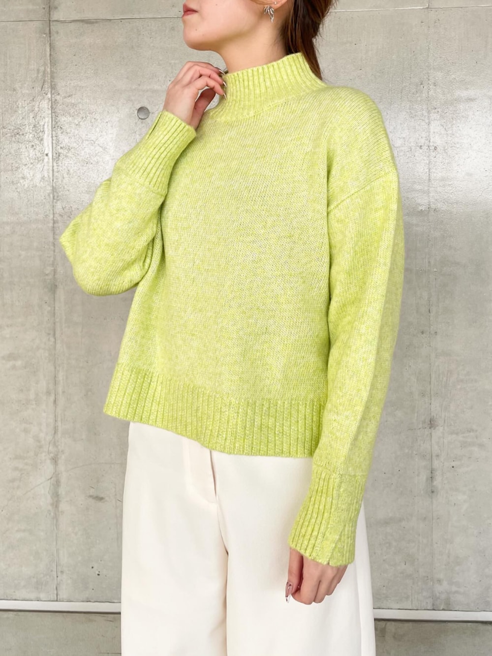 イエロー系のニット/セーター、ホワイト系のその他パンツを着用したレディースの秋コーディネートの2枚目の写真