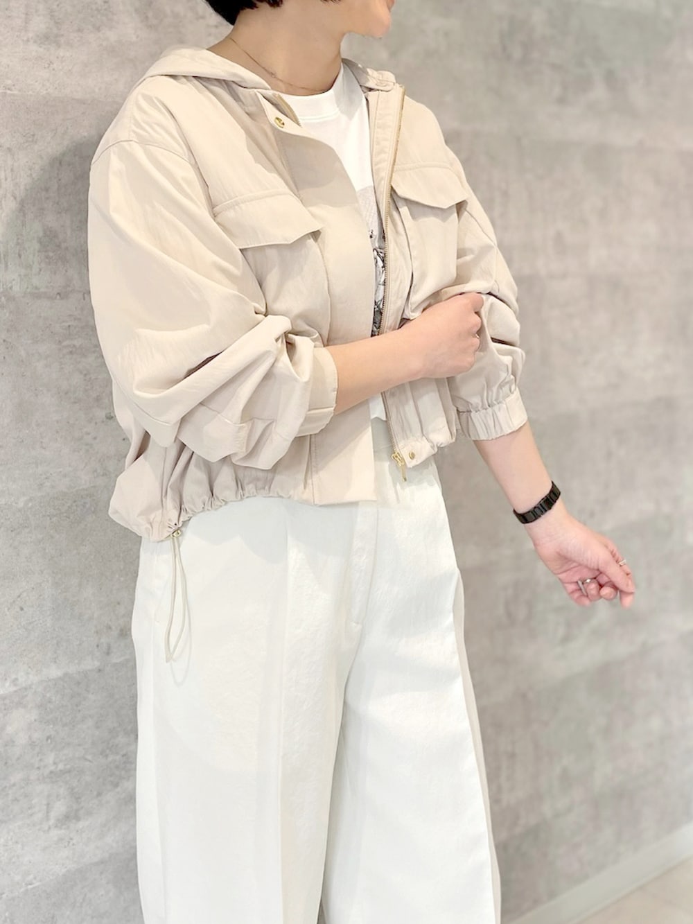 「タックパンツ、ミリタリーブルゾン、きれいめカジュアル、春コーディネート、ichie、STRAWBERRY-FIELDS、ナチュラルカラー、春の軽やかスタイル、春のお出かけ服、天王寺MIO店_MINA」｜「STRAWBERRY-FIELDSのフード取り外しショートブルゾン　ノーカラージャケット（ノーカラージャケット、ベージュ系）」を使った、STRAWBERRY-FIELDSさん（レディース・165cm）の春コーディネートの3枚目の写真