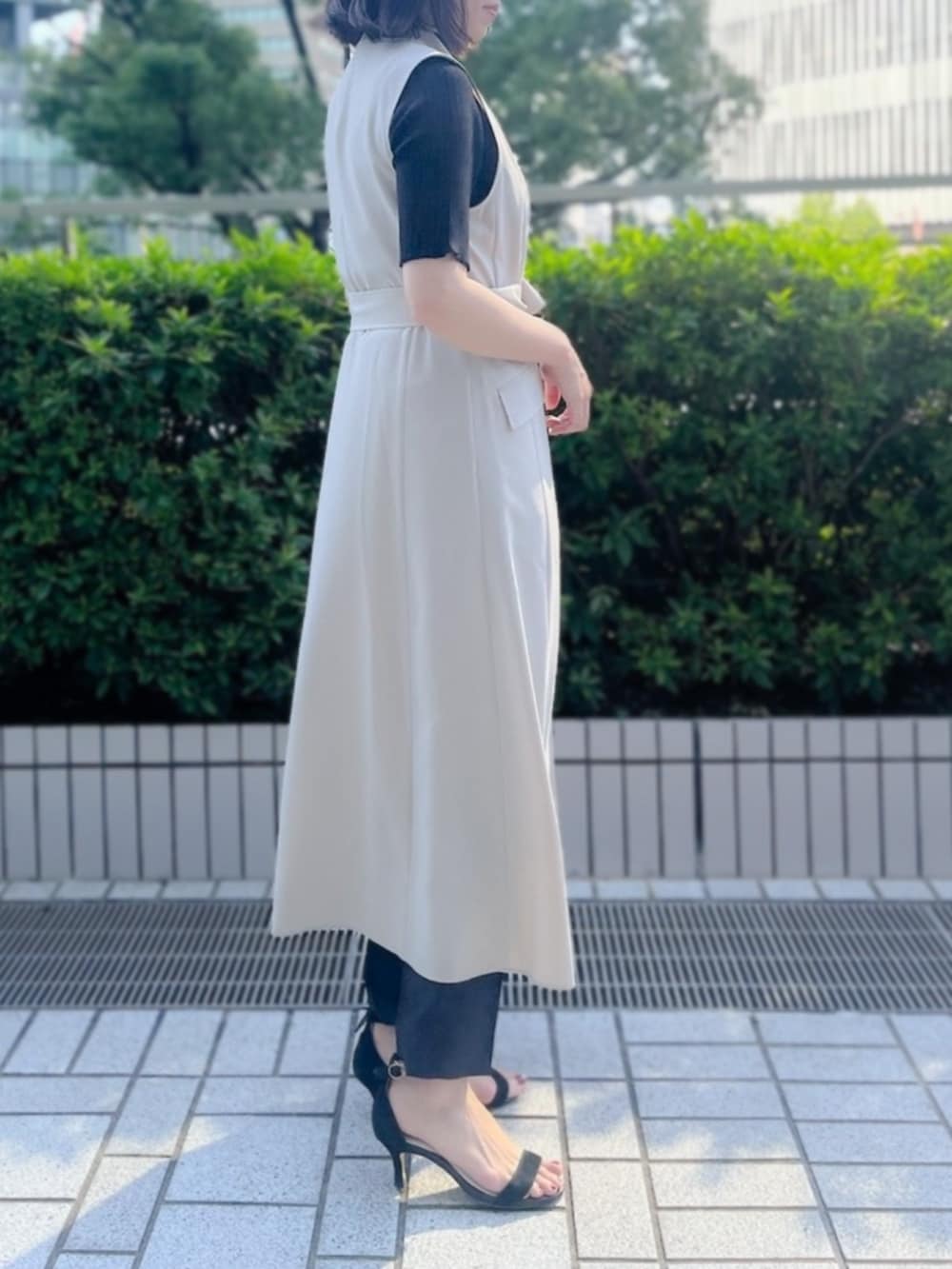 「STRAWBERRY-FIELDS、ICHIE、おでかけコーデ、キレイめカジュアル、オトナ女子、シンプルスタイル、大人カジュアルコーデ、パンツコーデ、テーラードジレ、２ＷＡＹ、2wayワンピース」｜「STRAWBERRY-FIELDSの【雑誌掲載アイテム】セシルストレッチ_ランダムリブ5分袖ニット（ニット/セーター、ブラック系）」を使った、STRAWBERRY-FIELDSさん（レディース・164cm）の夏コーディネートの4枚目の写真