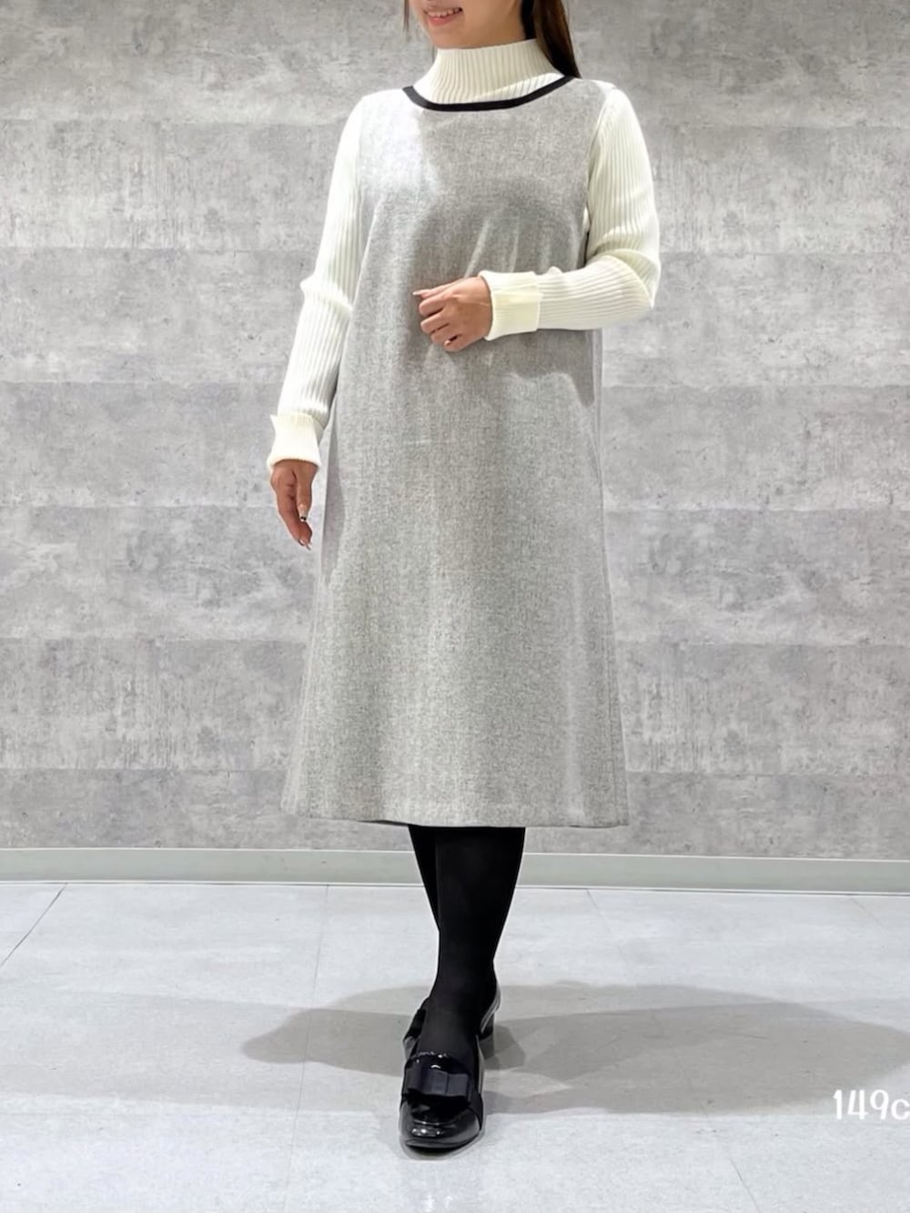 ホワイト系のワンピースを着用したレディースの冬コーディネートの3枚目の写真