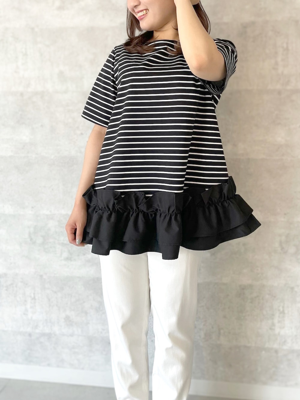 「きれいめスタイル、春コーデ、オフィスカジュアル、大人可愛い、美脚パンツ、STRAWBERRY-FIELDS、フェミニンカジュアル、サステナブルファッション、洗えるトップス、UNIVERVALMUSE、天王寺MIO店_AOI」｜「UNIVERVAL MUSEの裾フリルポンチトップス（Tシャツ/カットソー、ブラック系）」を使った、STRAWBERRY-FIELDSさん（レディース・151cm）の春コーディネートの3枚目の写真