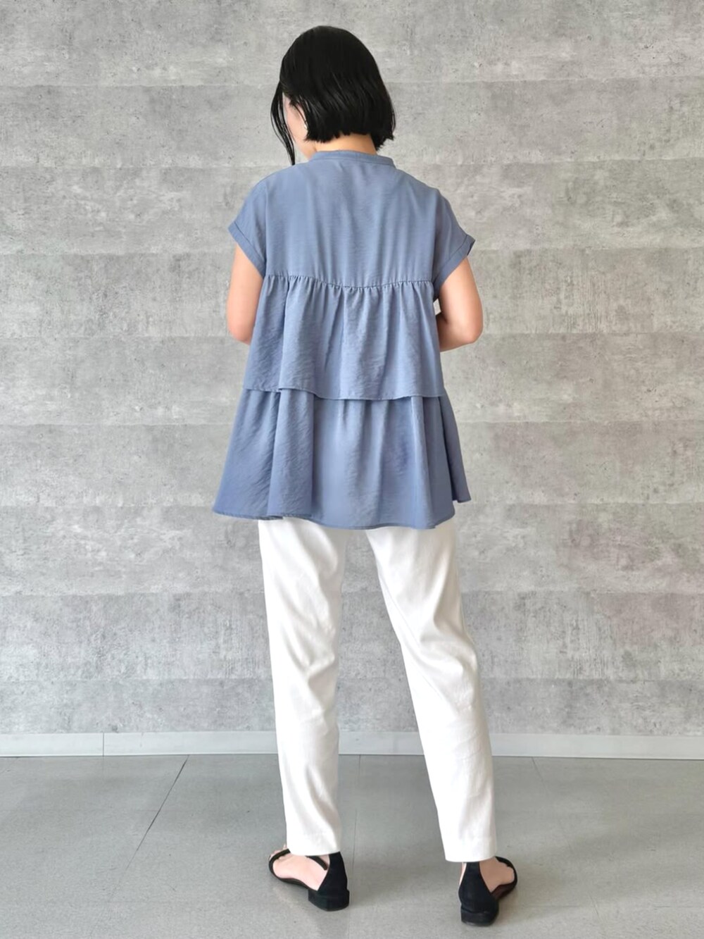 ホワイト系のその他パンツを着用したレディースの夏コーディネートの3枚目の写真